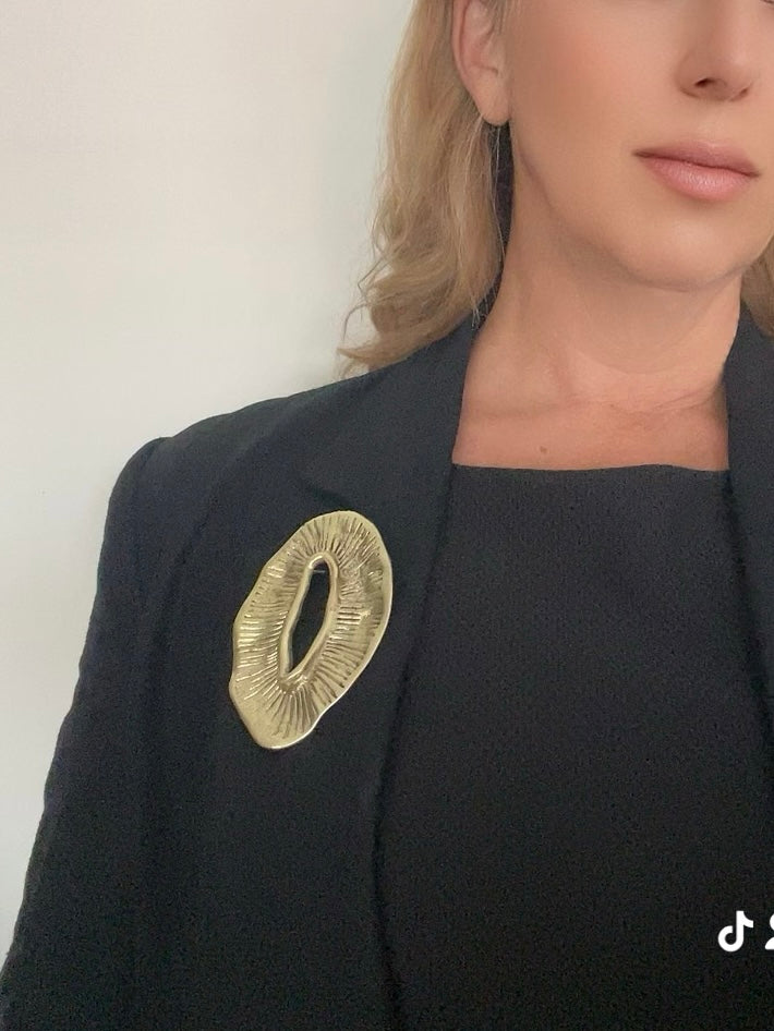 Broche Eclipse chapado dorado XXL. Diseño exclusivo Gloria Mago