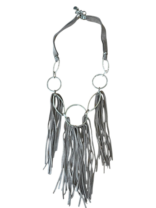 Collar largo flecos y piel taupé