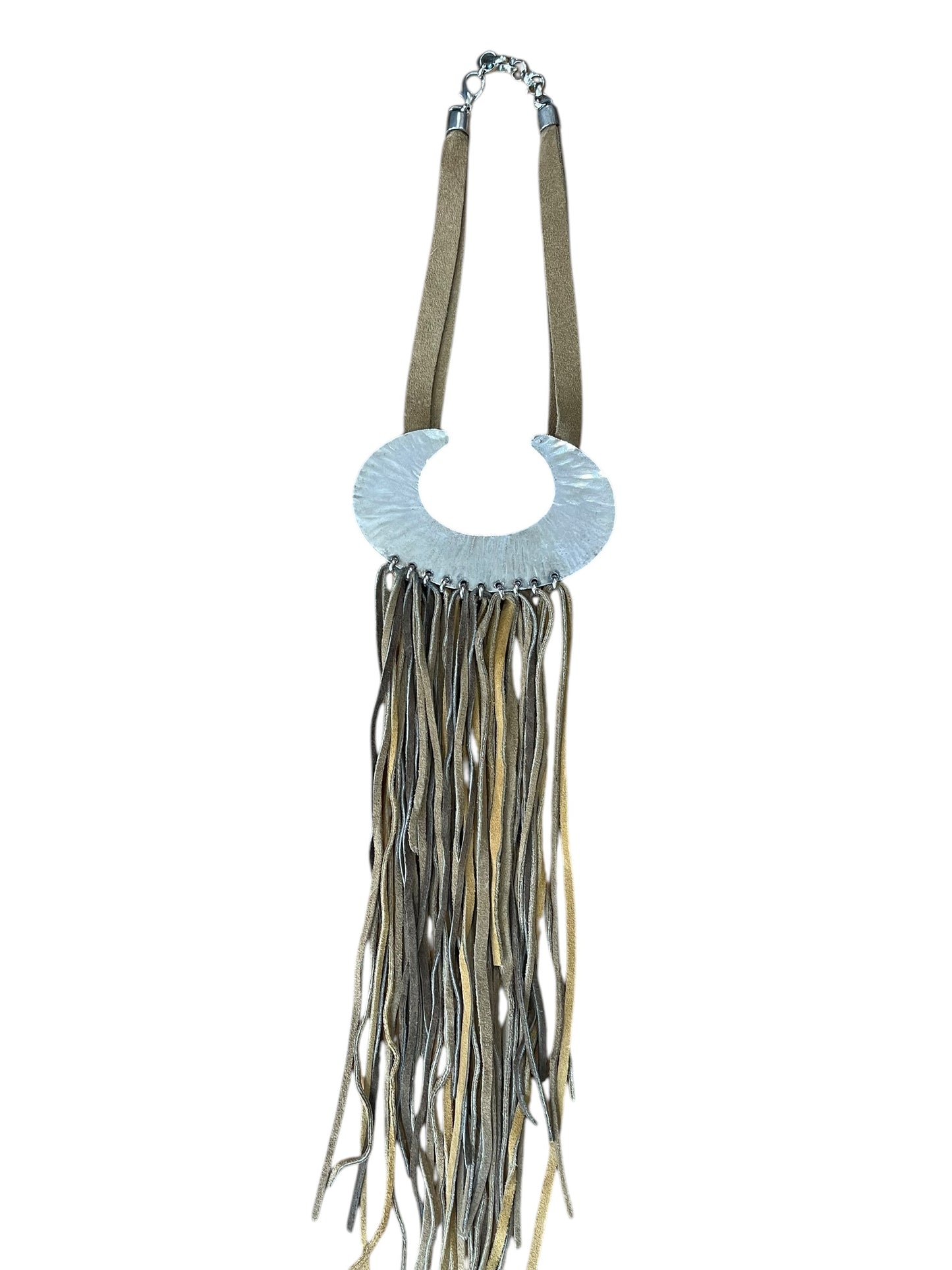 Collar maxi con flecos piel marrones y pieza maxi en plata 10µ