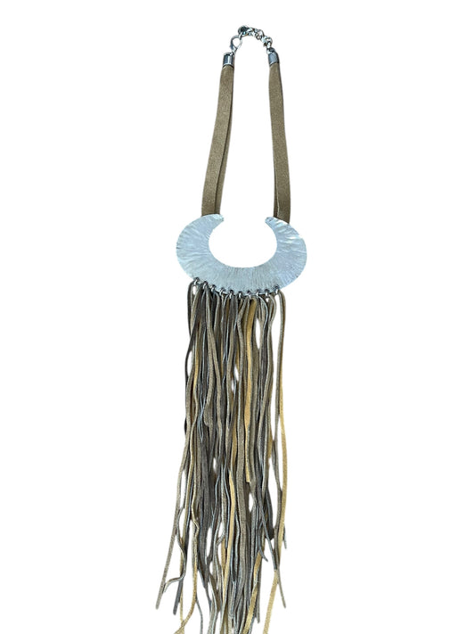 Collar maxi con flecos piel marrones y pieza maxi en plata 10µ
