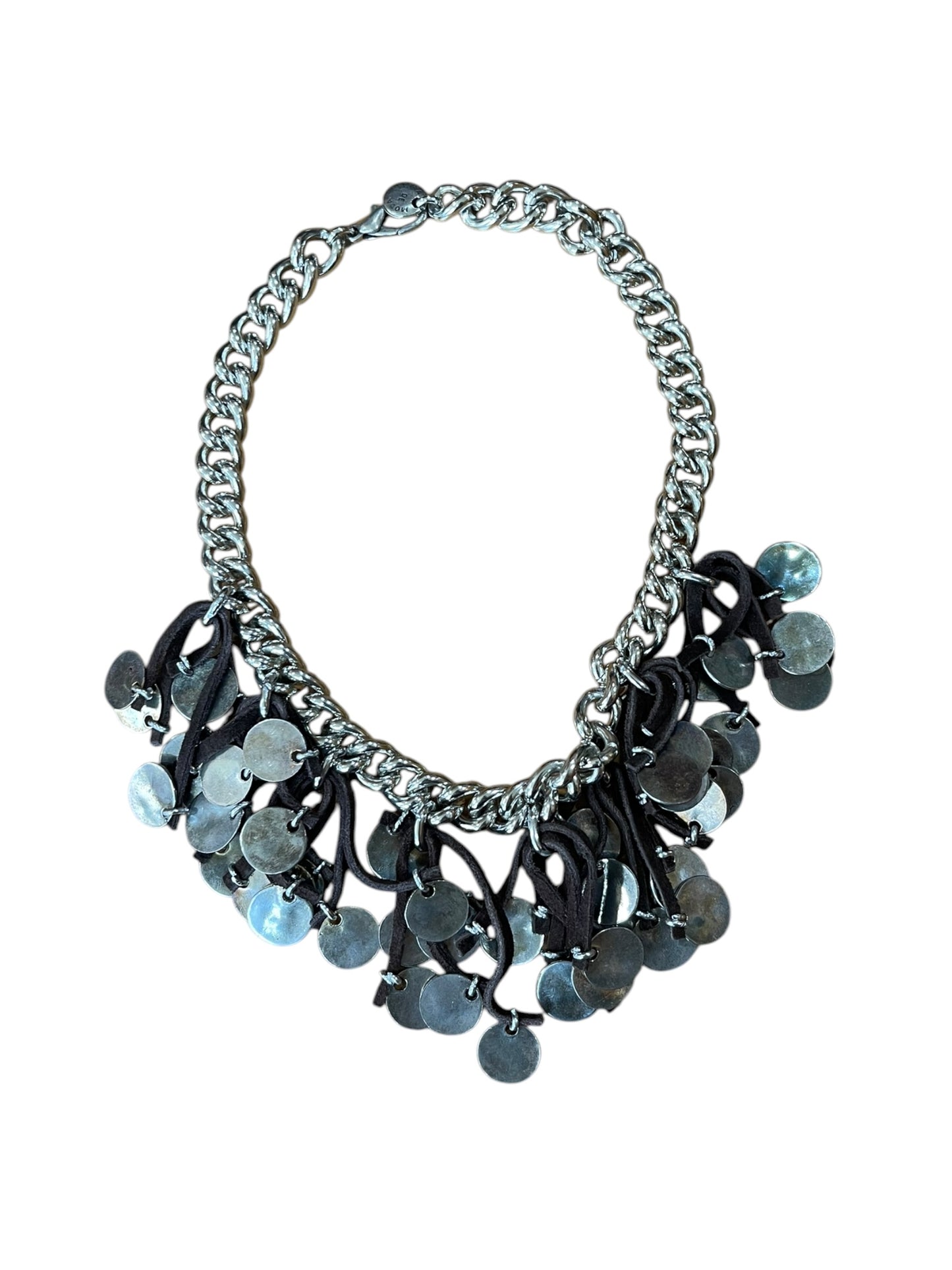 Collar cadena y piel marrón con flecos y chapas multi en plata 10µ