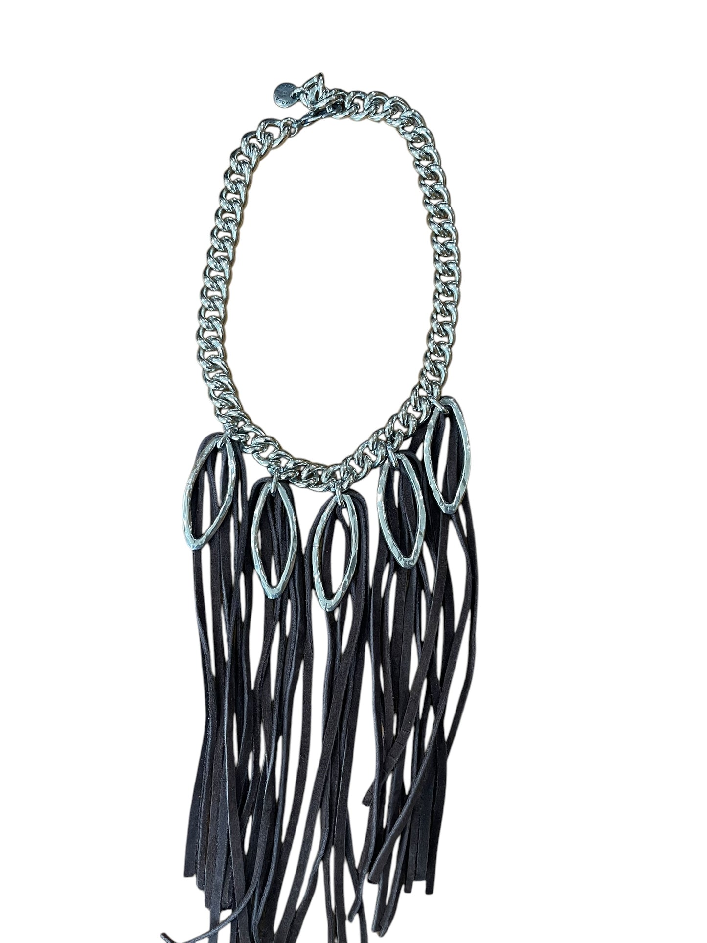 Collar cadena y piel marrón con flecos y colgante en plata 10µ