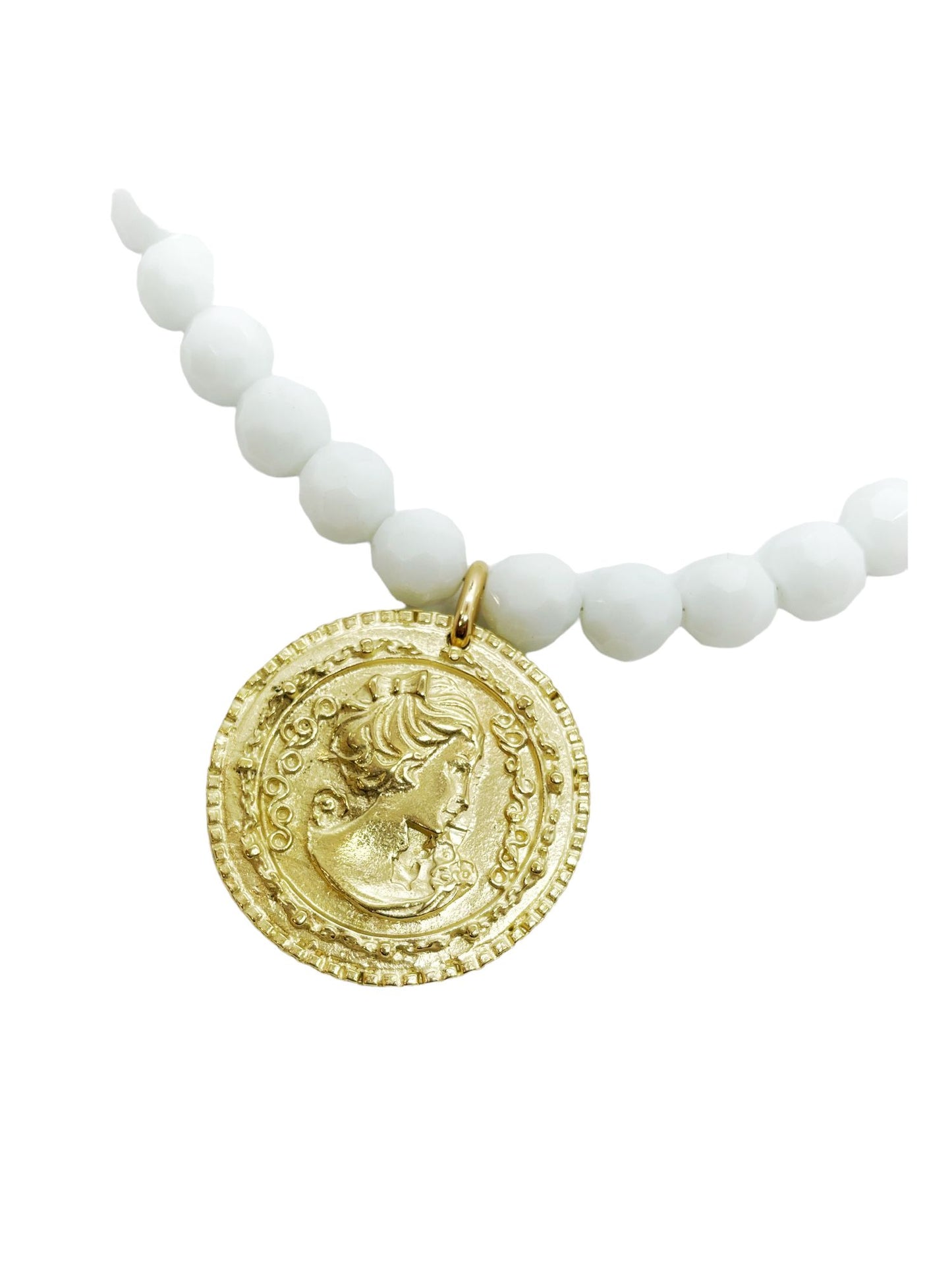 Collar cristal blanco y moneda GD en dorado