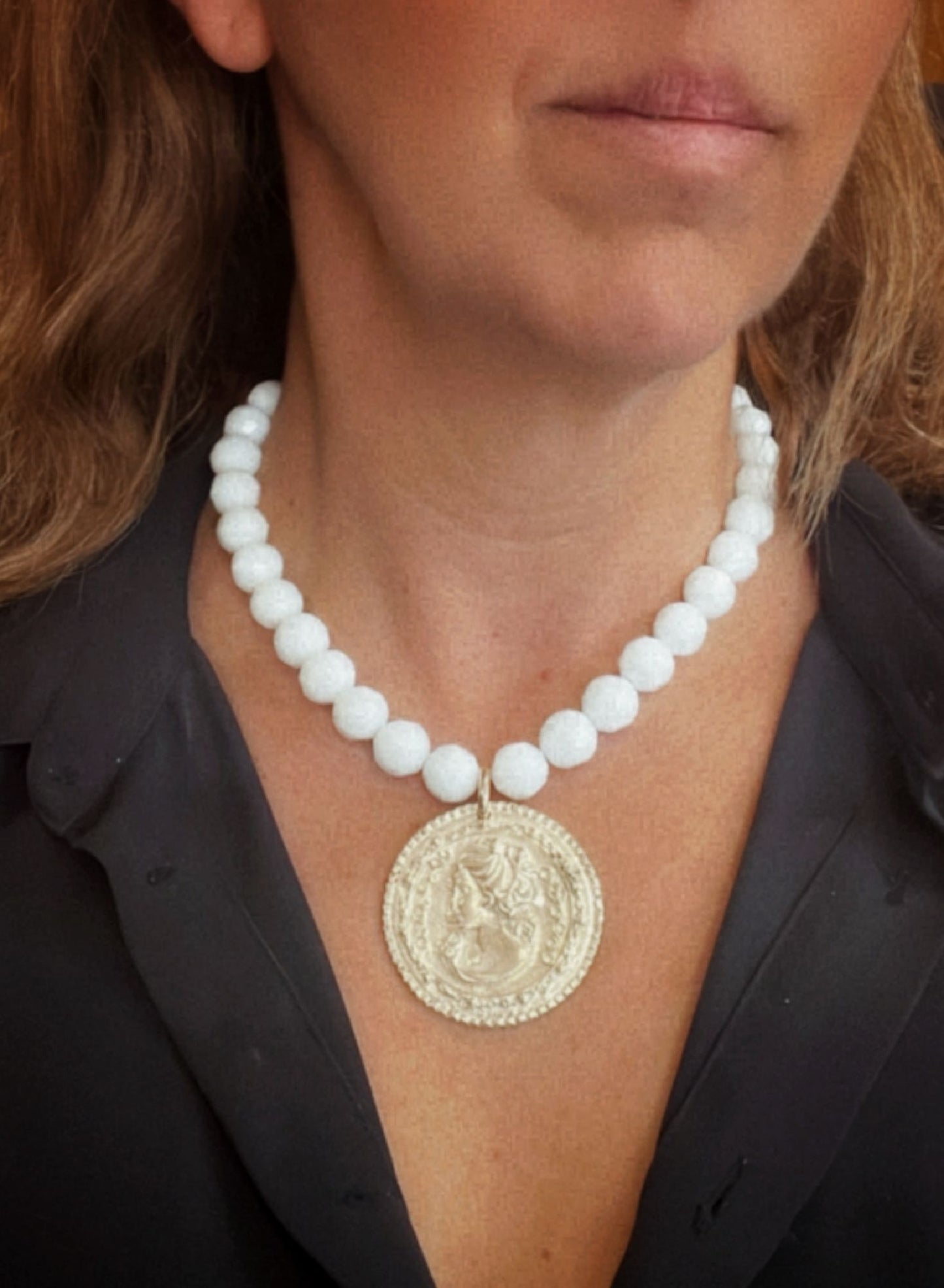 Collar cristal blanco y moneda GD en dorado