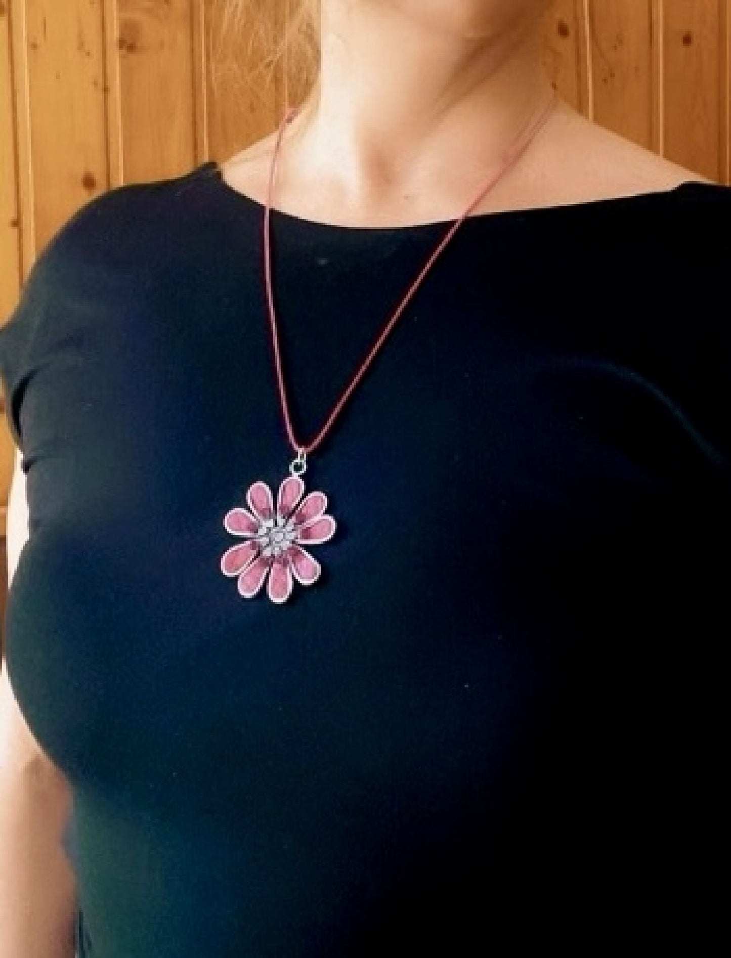 Collar largo margarita color con cristal de Sw Rosa