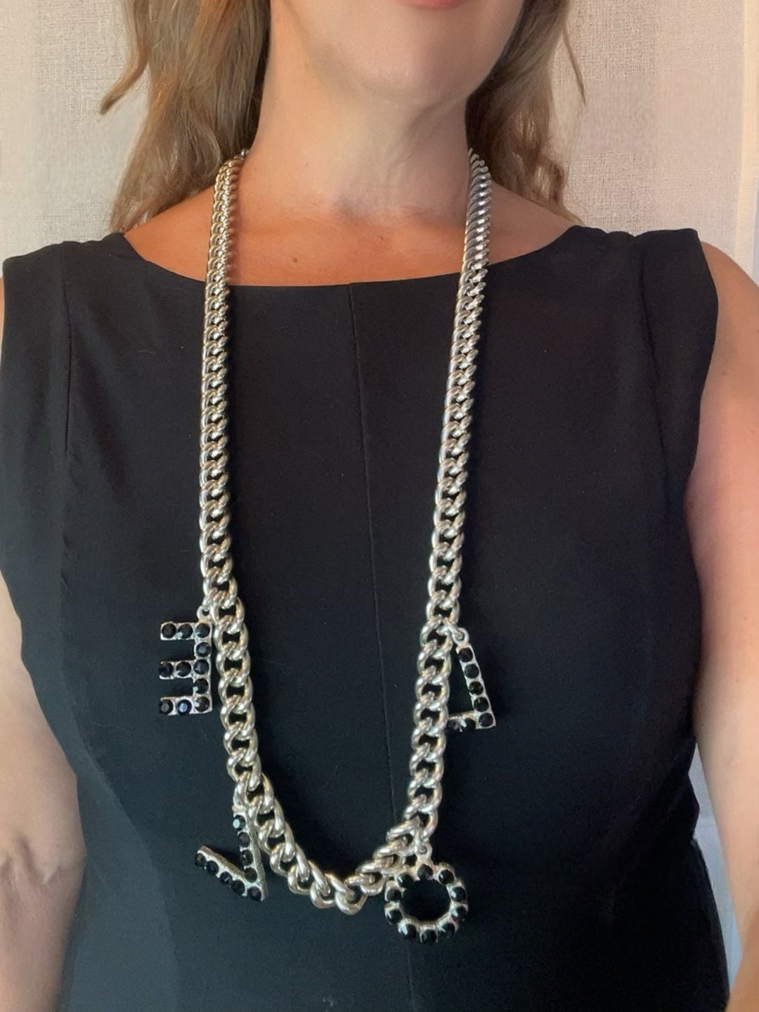 Collar largo LOVE en cristal Sw negro y plata 10µ