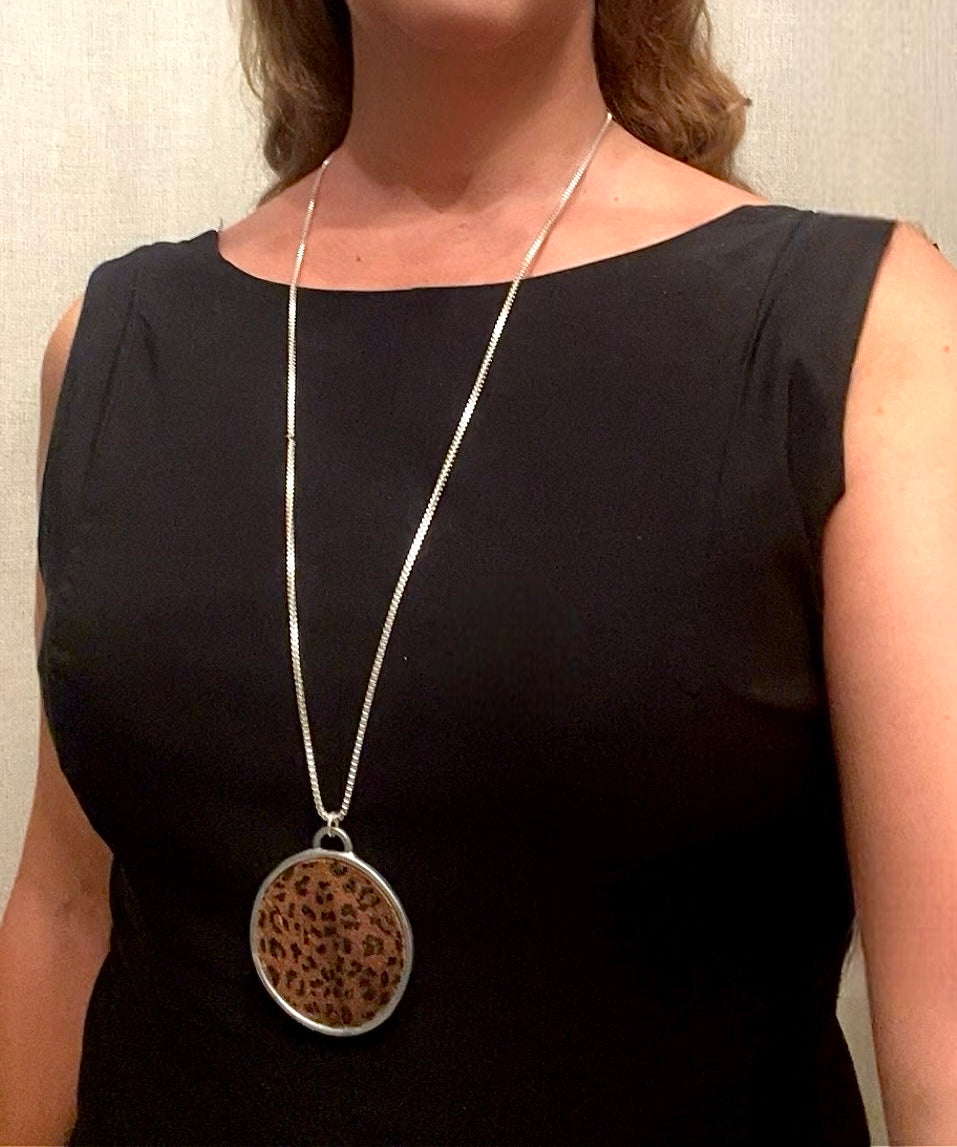Collar largo Disco Print Animal en piel y plata 10µ