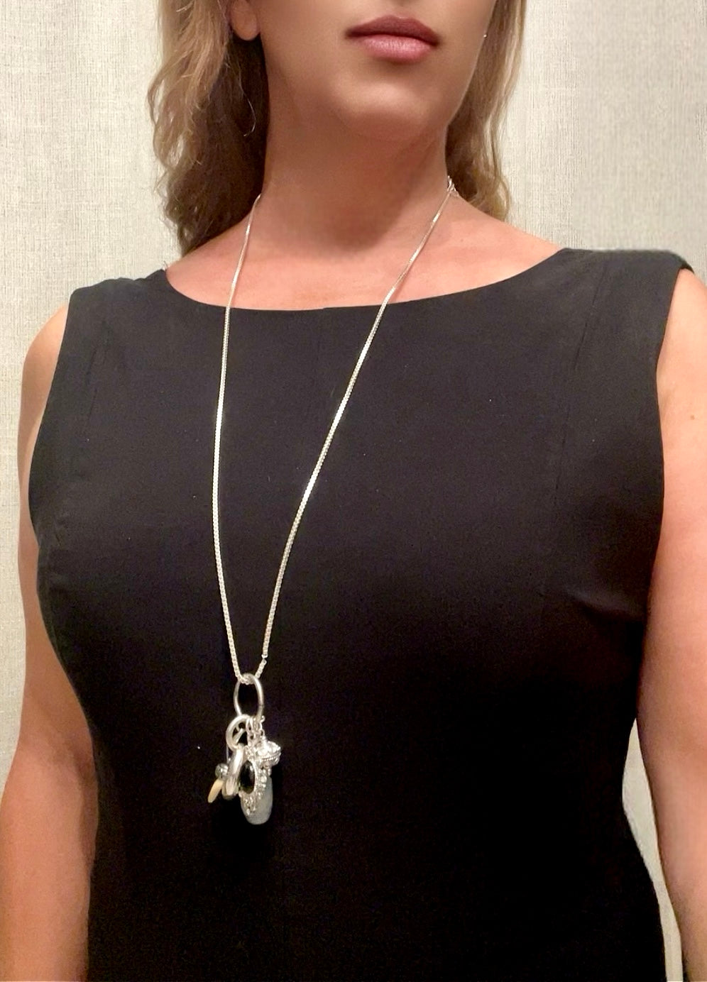 Collar largo Drift plata 10µ con anillo y otros charms