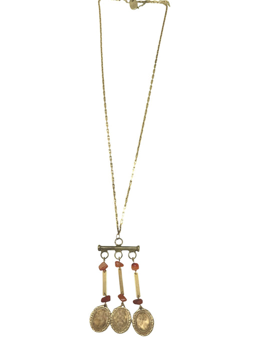 Collar largo Carina de charms vintage en latón chapado dorado