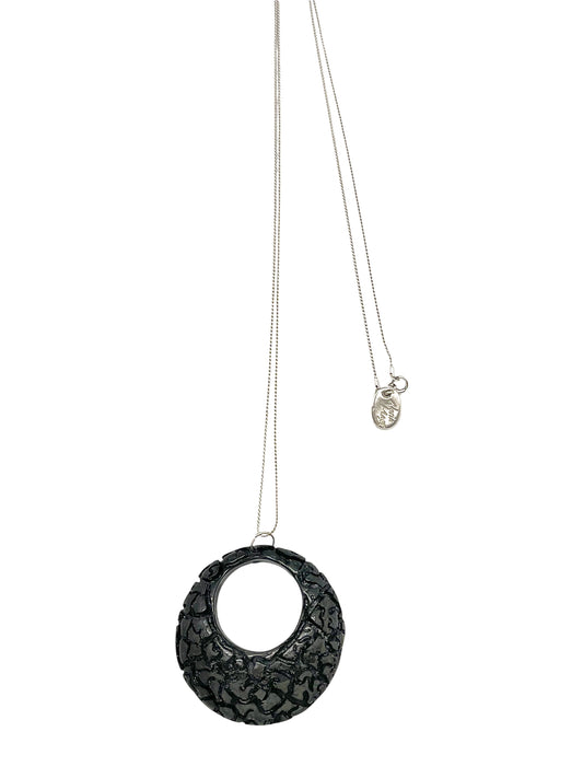 Collar largo Dentro del Laberinto resina negro latón chapado plata de ley 10µ