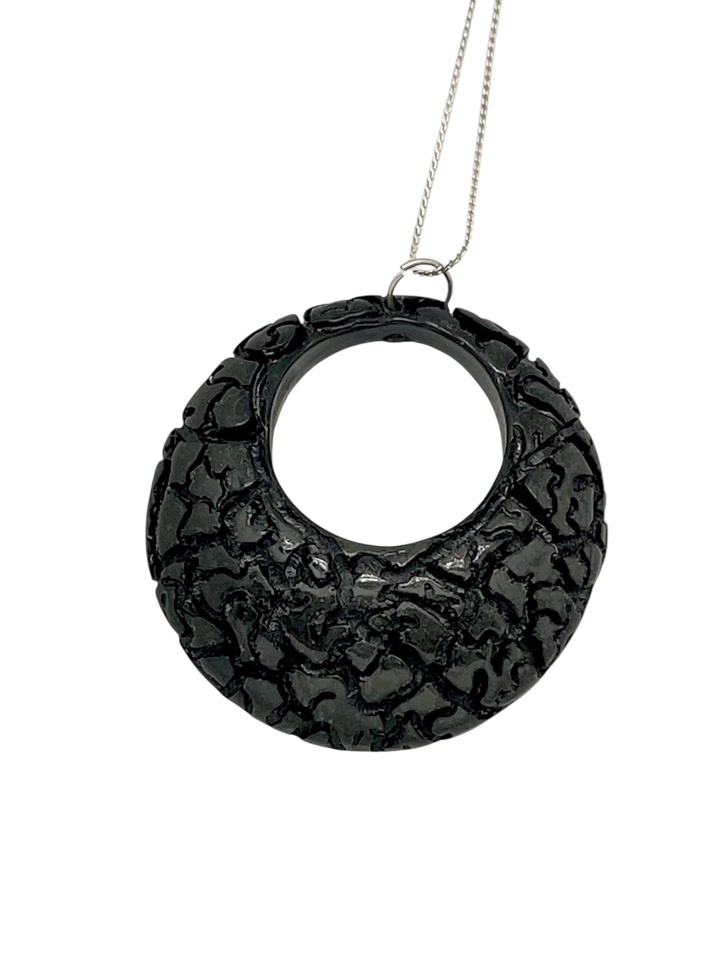 Collar largo Dentro del Laberinto resina negro latón chapado plata de ley 10µ