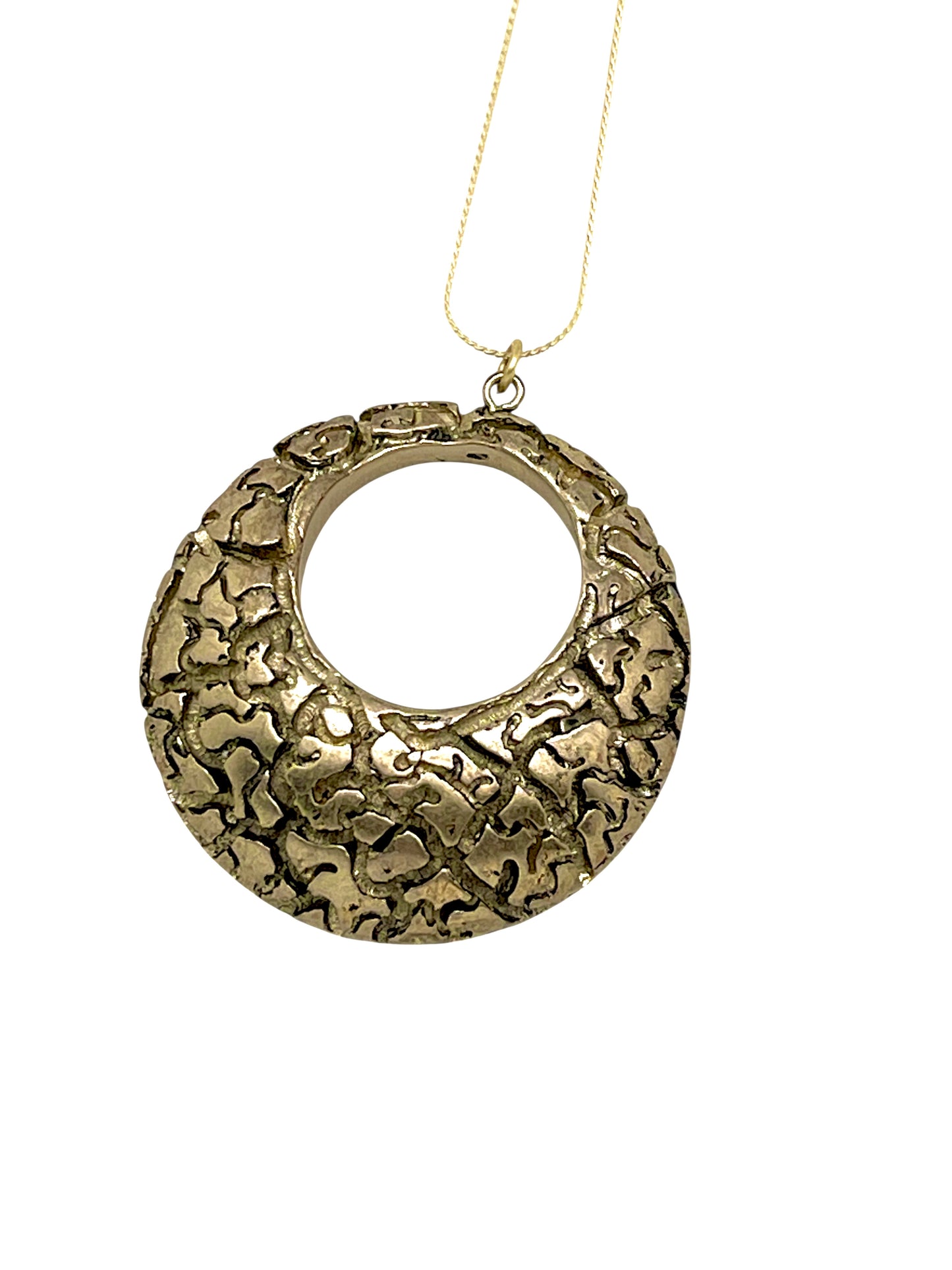 Collar largo Dentro del Laberinto resina dorado y latón chapado dorado