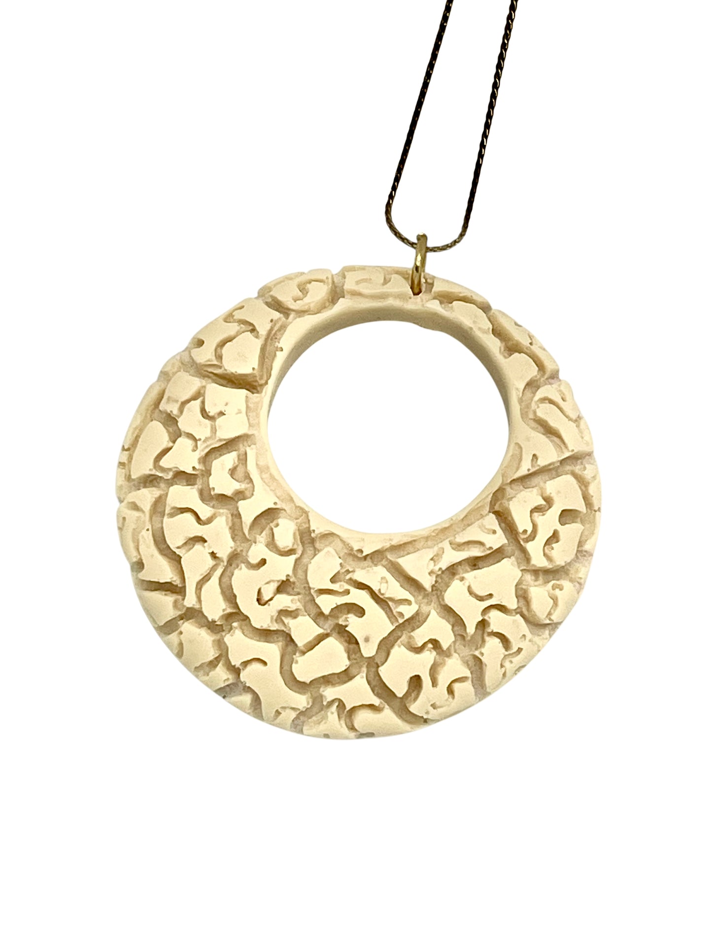 Collar largo Dentro del Laberinto resina Blanco roto y latón chapado dorado
