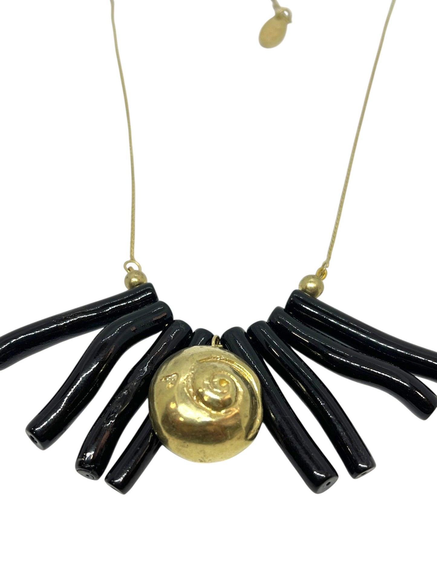 Gargantilla coral negro y caracola plata 10µ o dorado