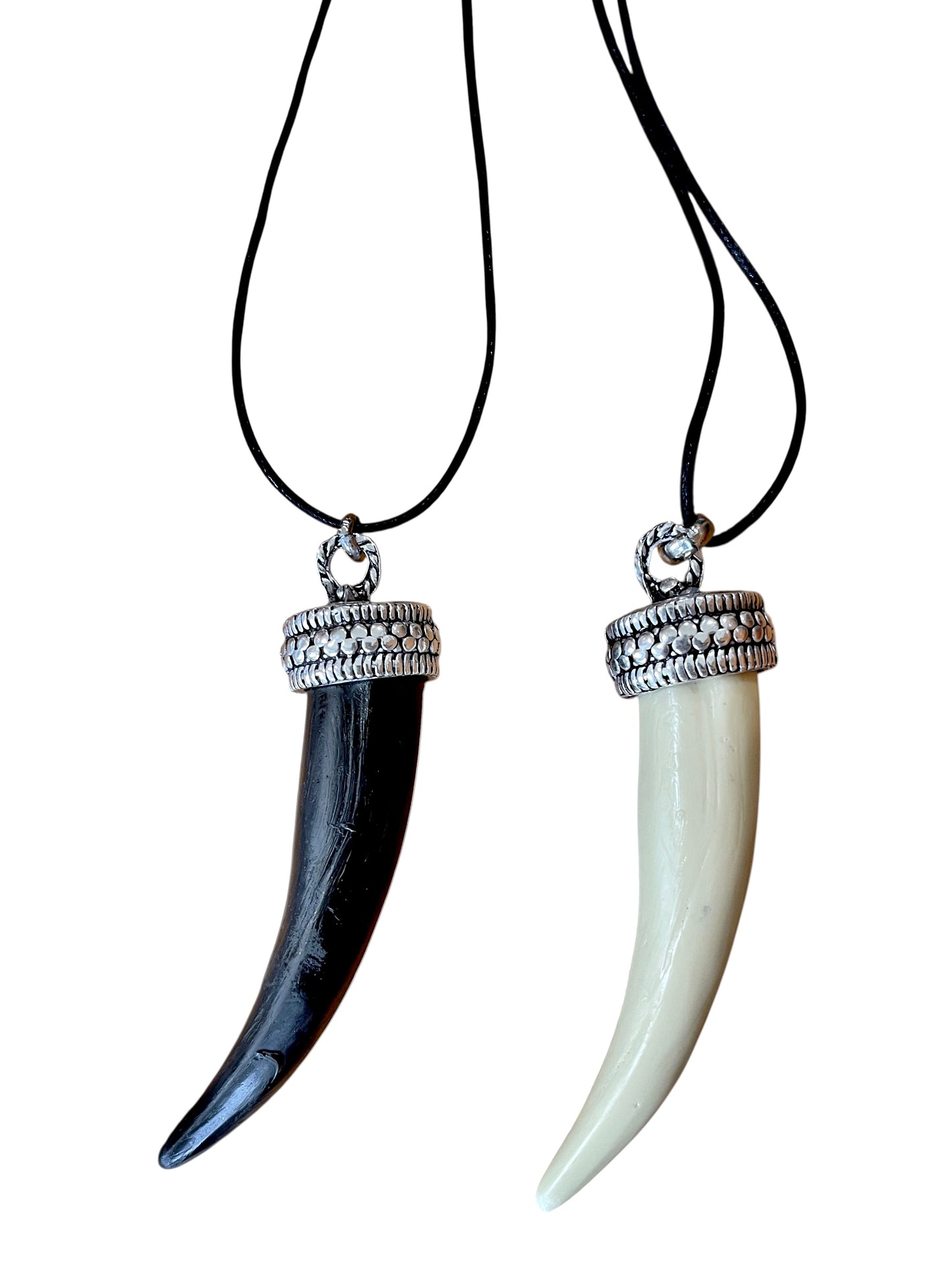 Pack 2 collares largos de resina cuerno/colmillo largo crema y negro