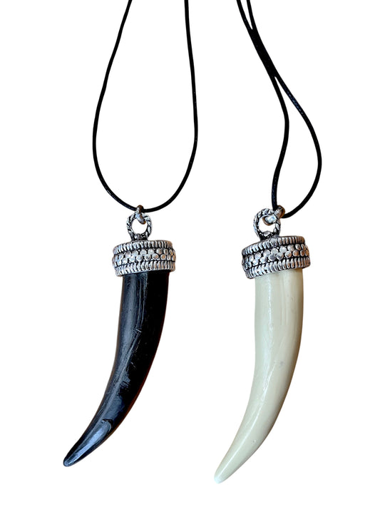 Pack 2 collares largos de resina cuerno/colmillo largo crema y negro
