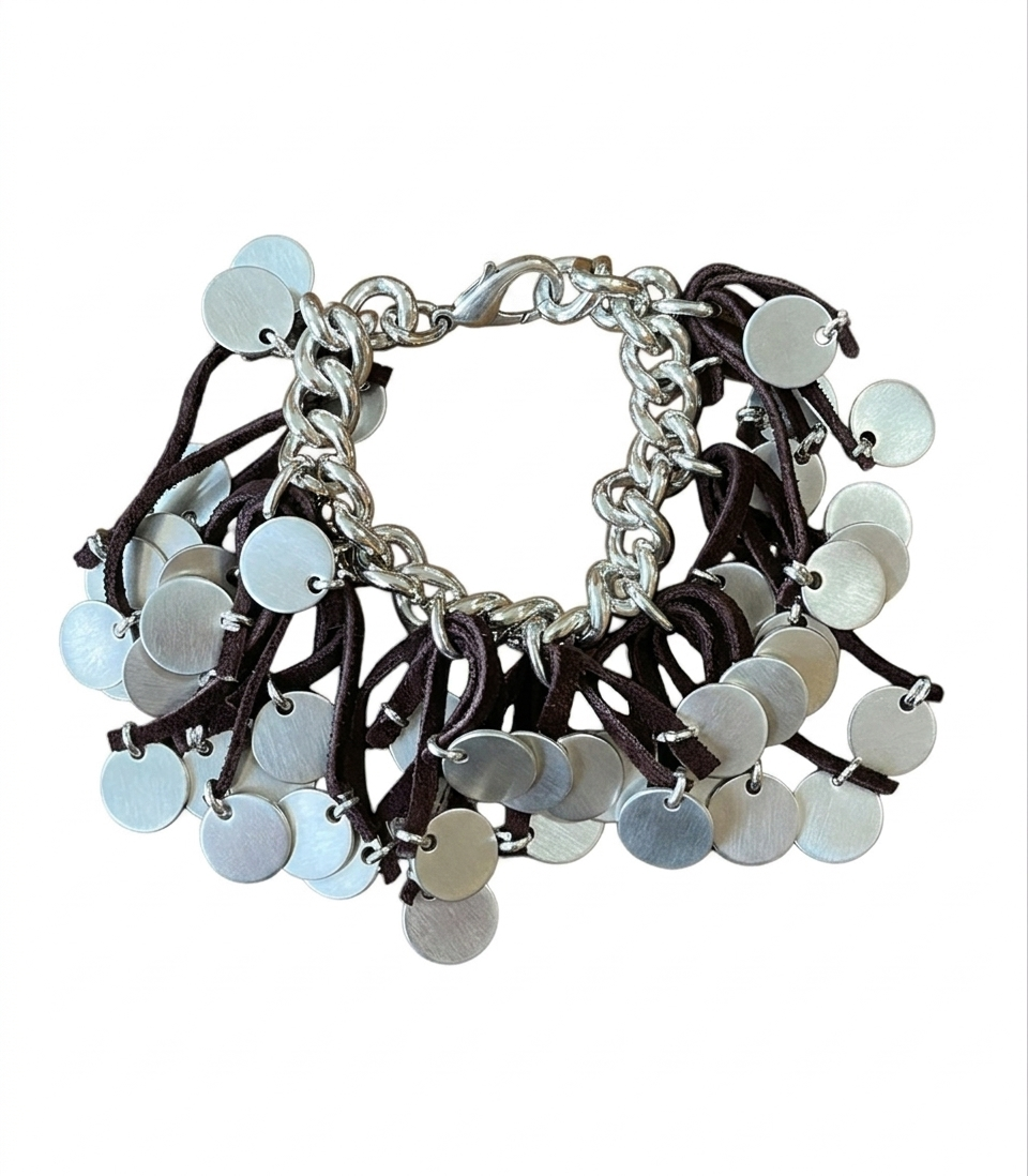 Pulsera piel marrón y flecos charms chapas plata