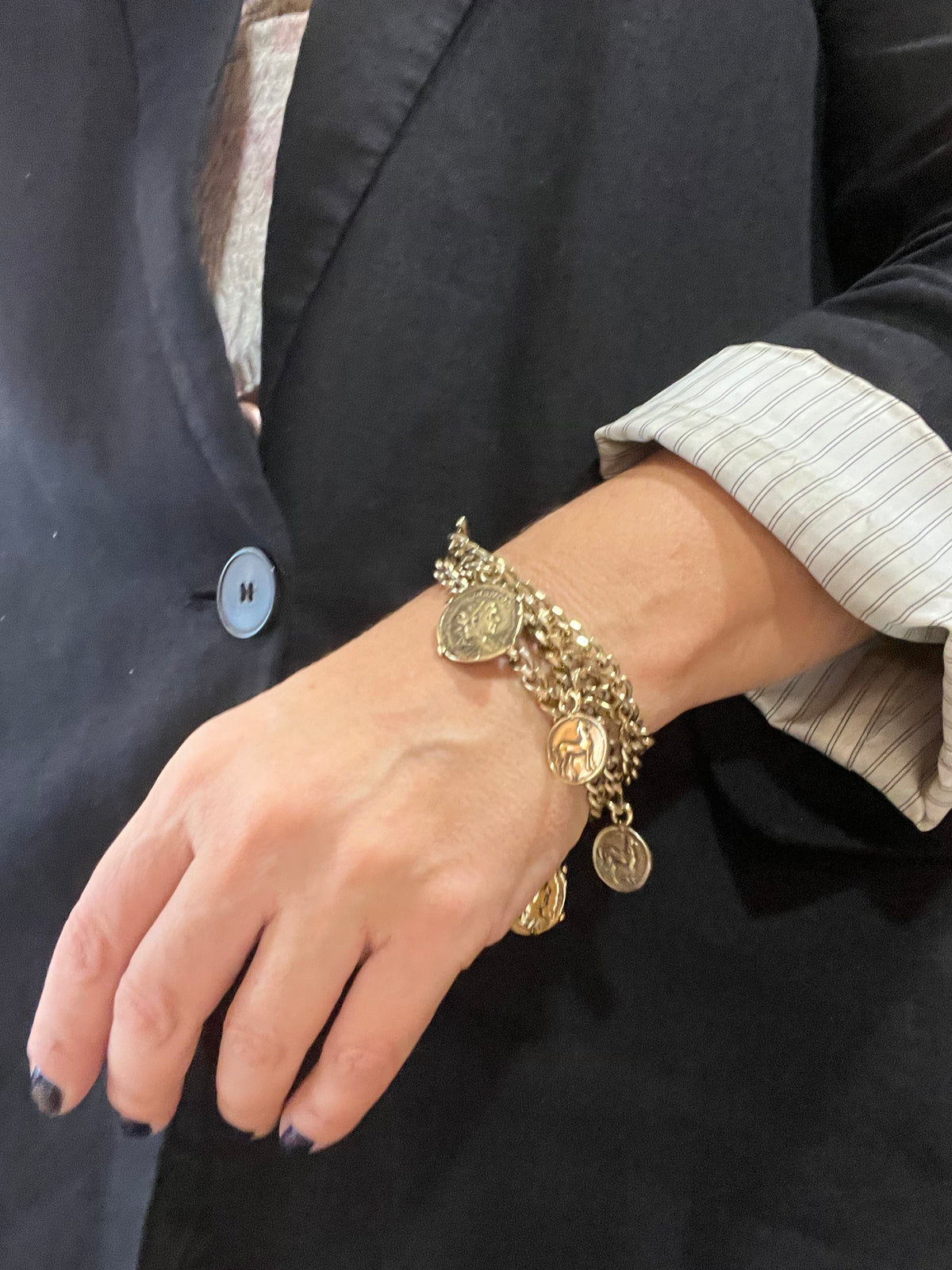 Pulsera multicadena con charms monedas en dorado latón