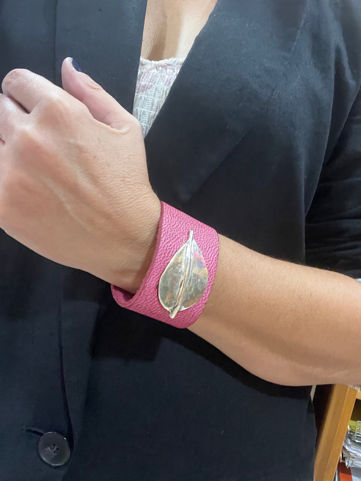 Pulsera Brazalete piel y plata 10µ "Leaf" piel fuschia ajustable