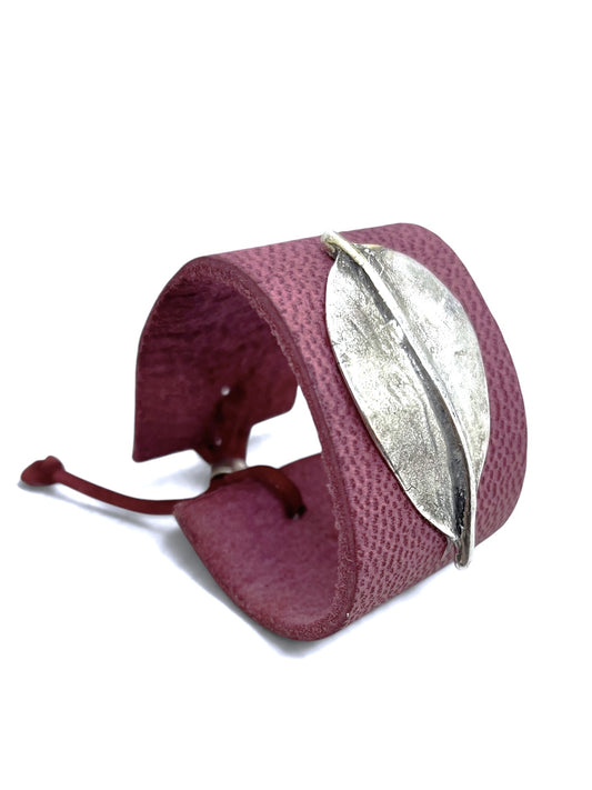 Pulsera Brazalete piel y plata 10µ "Leaf" piel fuschia ajustable