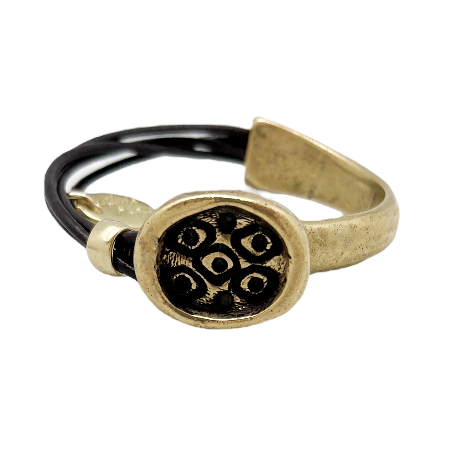 Pulsera media rígida en botón grabado y cuero marrón con metal dorado