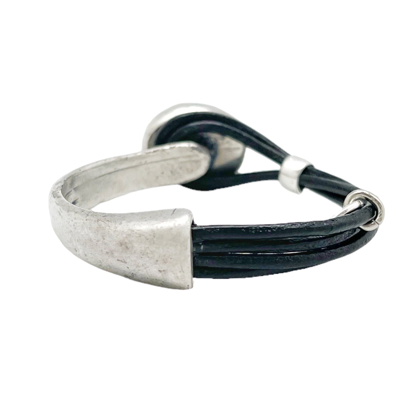 Pulsera media rígida en botón grabado y cuero negro plata chapado