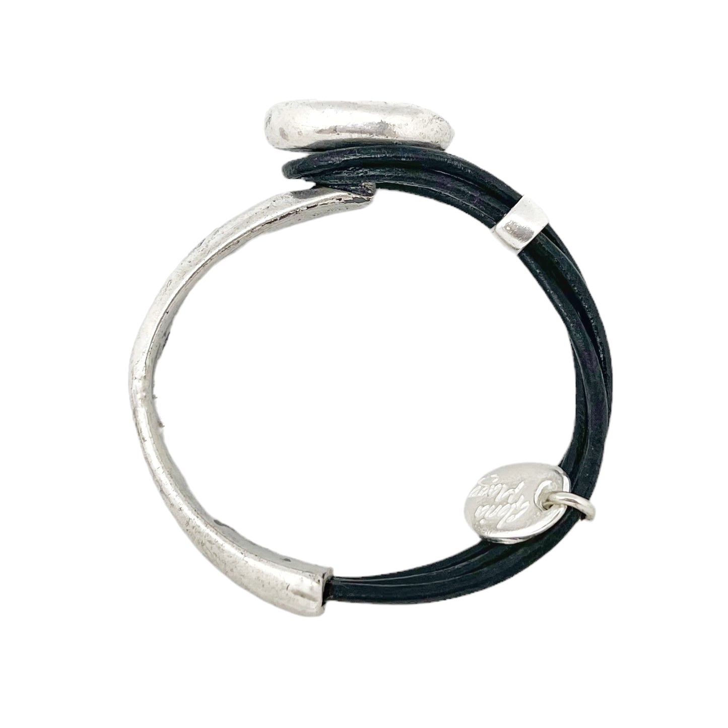 Pulsera media rígida en botón grabado y cuero negro plata chapado