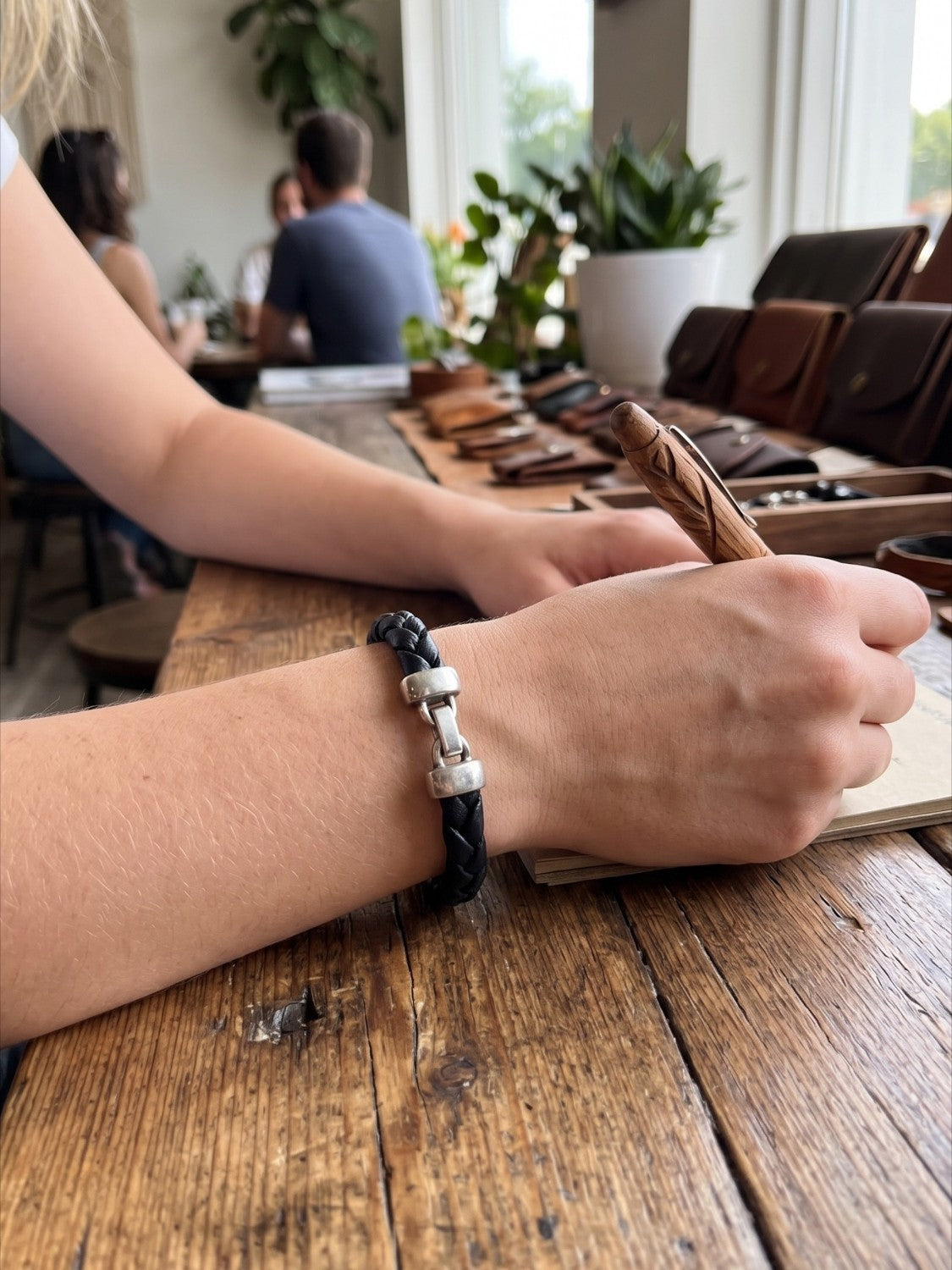 Pulsera de piel negra trenzada a mano con cierre pato en plata 10µ