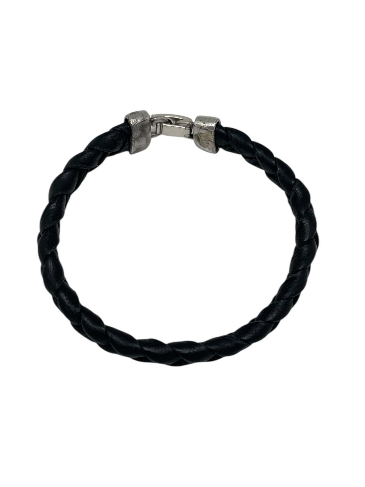 Pulsera de piel negra trenzada a mano con cierre pato en plata 10µ