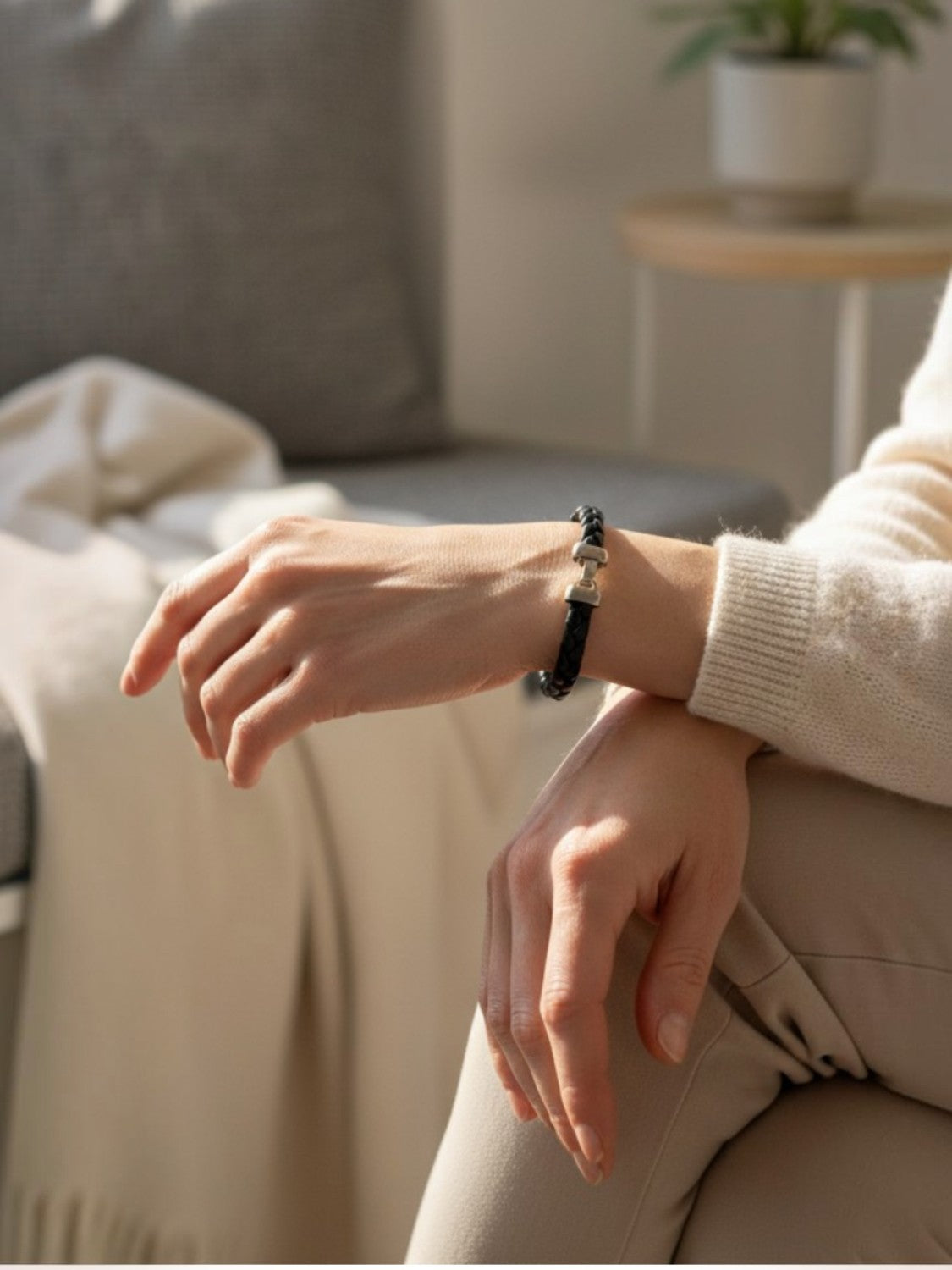 Pulsera de piel negra trenzada a mano con cierre pato en plata 10µ