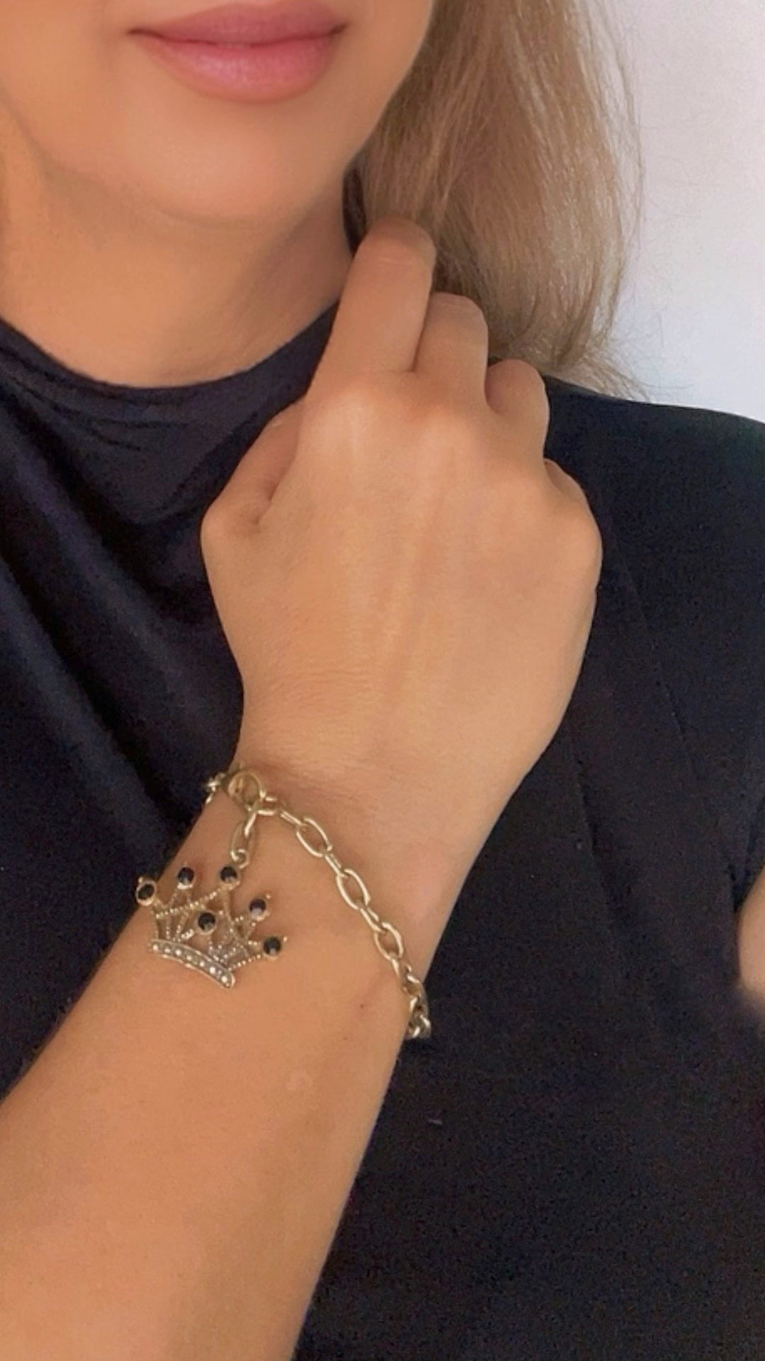 Pulsera Queen dorado y cristal Sw en negro o en rojo