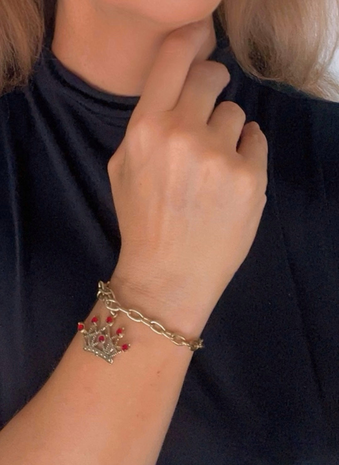 Pulsera Queen dorado y cristal Sw en negro o en rojo