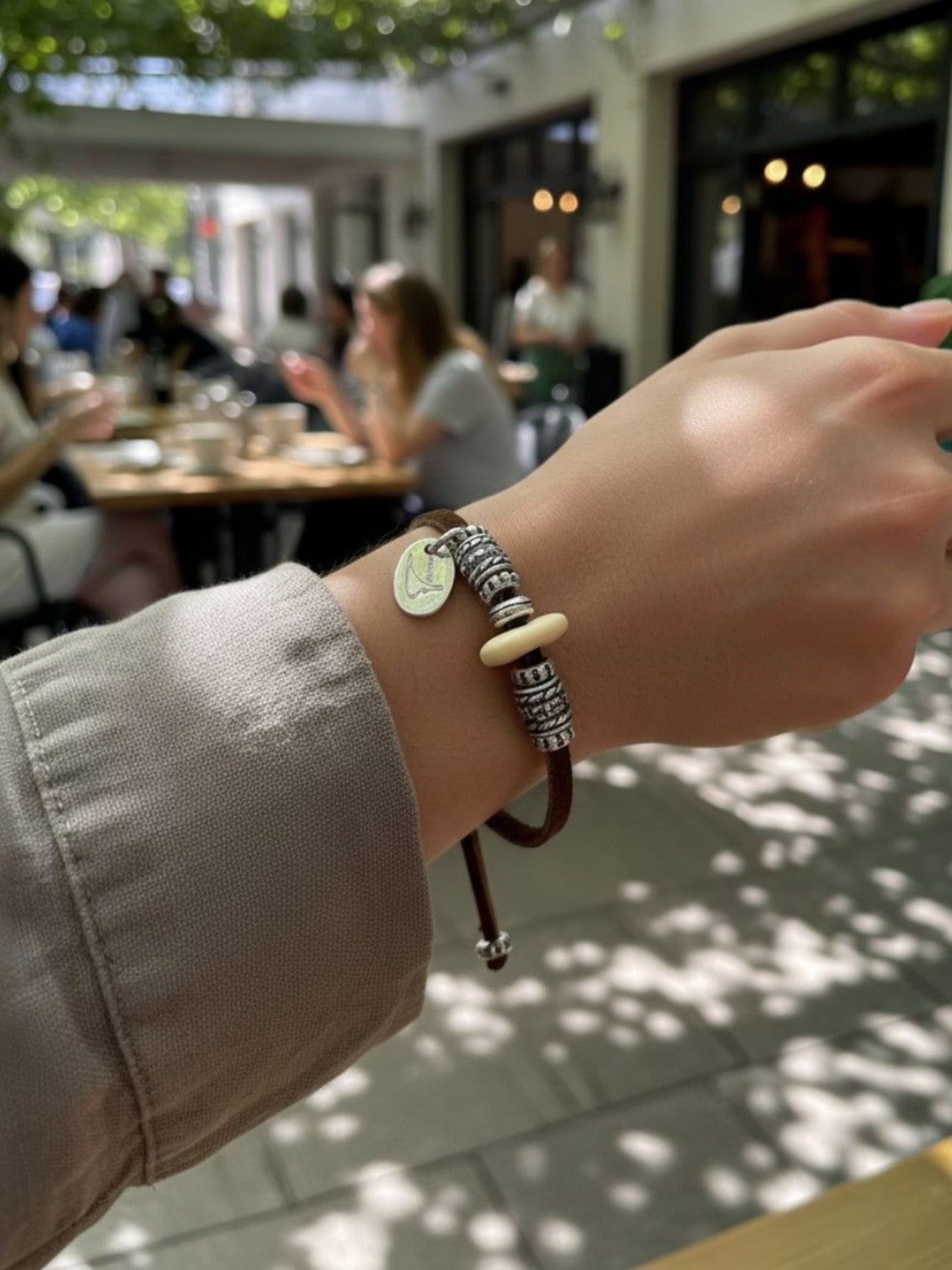 Pulsera en serraje marrón y plata 10µ ajustable