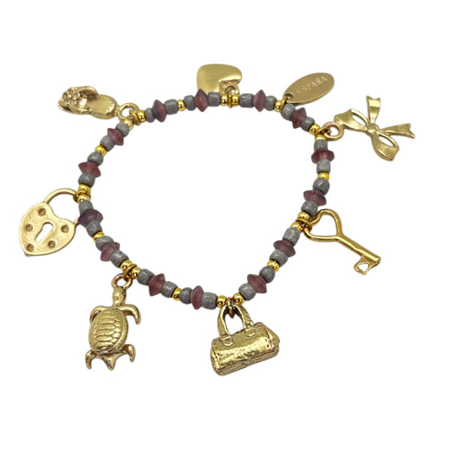 Pulsera  elástica charms dorado con resinas colores tono rosa