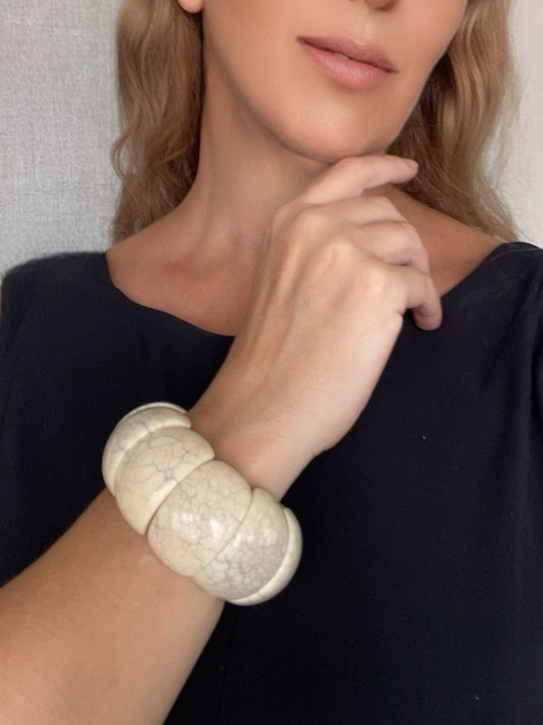 Brazalete resina diseño exclusivo imitación piedra.Elástico. Gloria Mago design