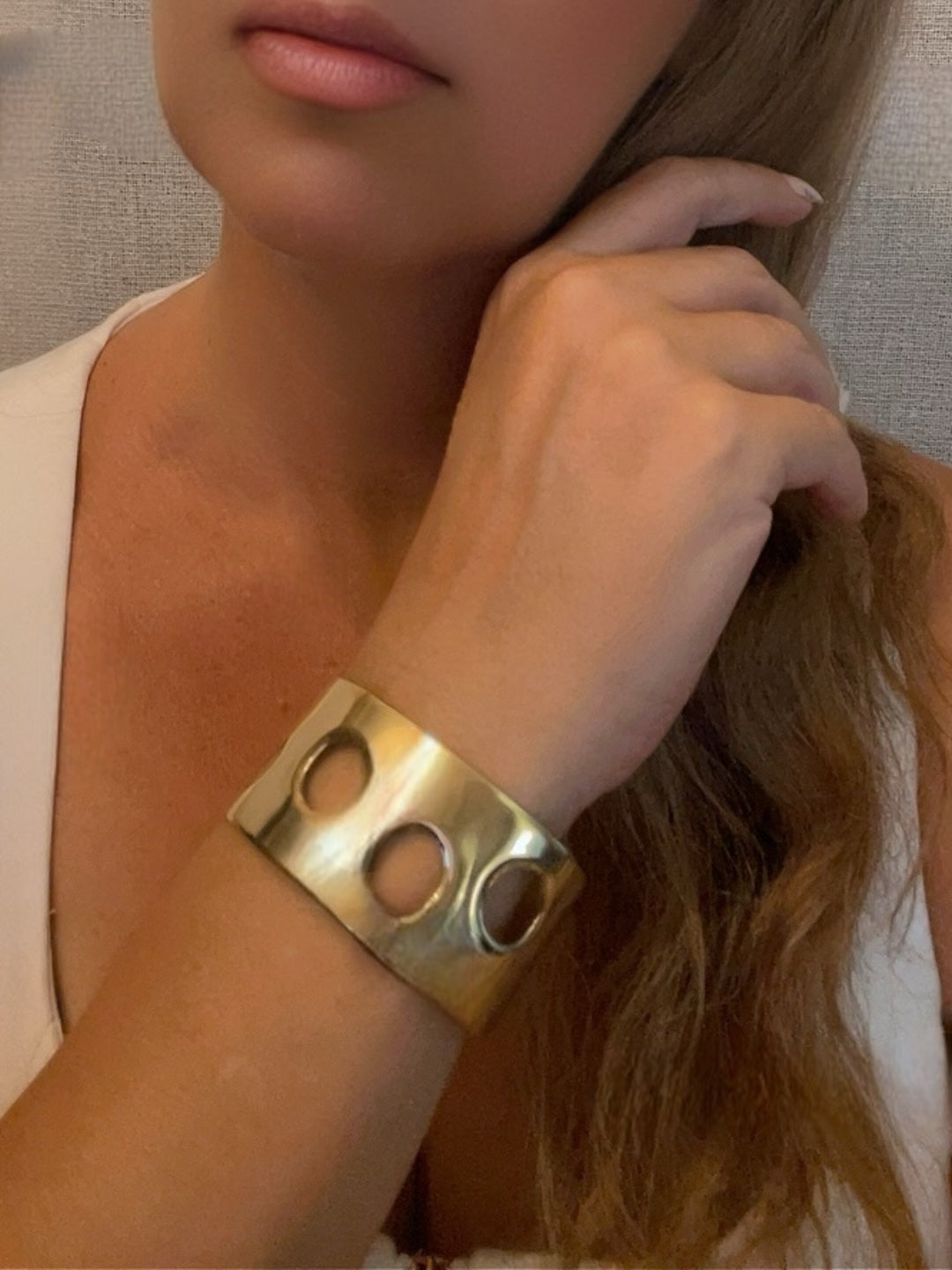 Pulseira "Laguna", punho largo em latão banhado a ouro