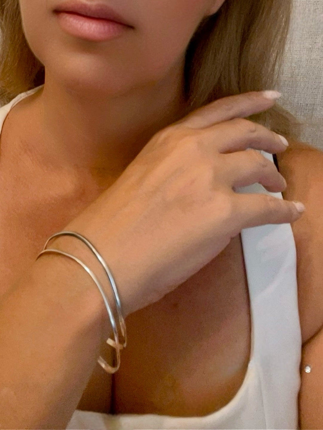 Pack de 2 Pulseras tipo Aro irregulares forma realizada a mano haciendo ondas. Plata de ley 10µ