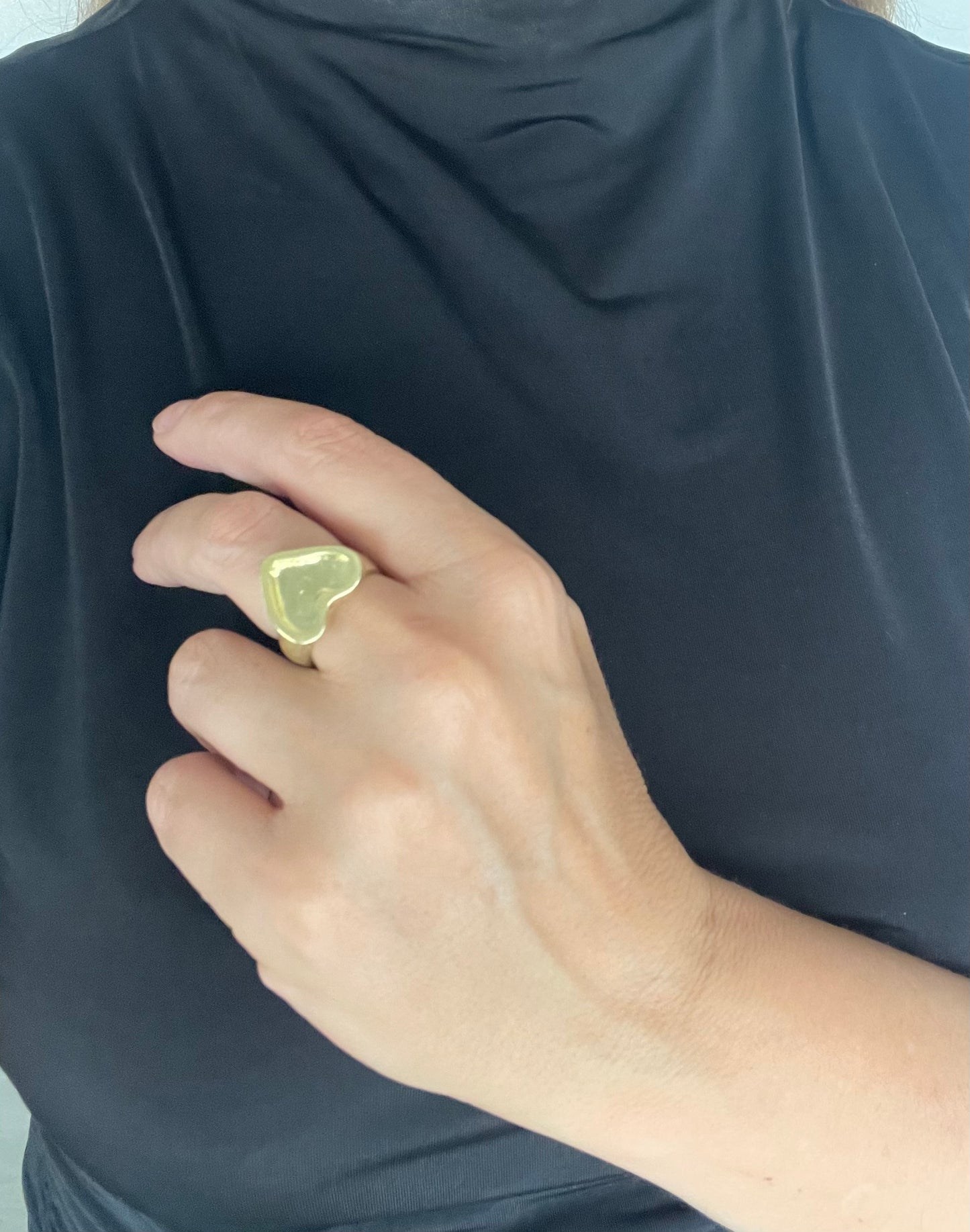 Anillo "corazón" chapado dorado bajo relieve