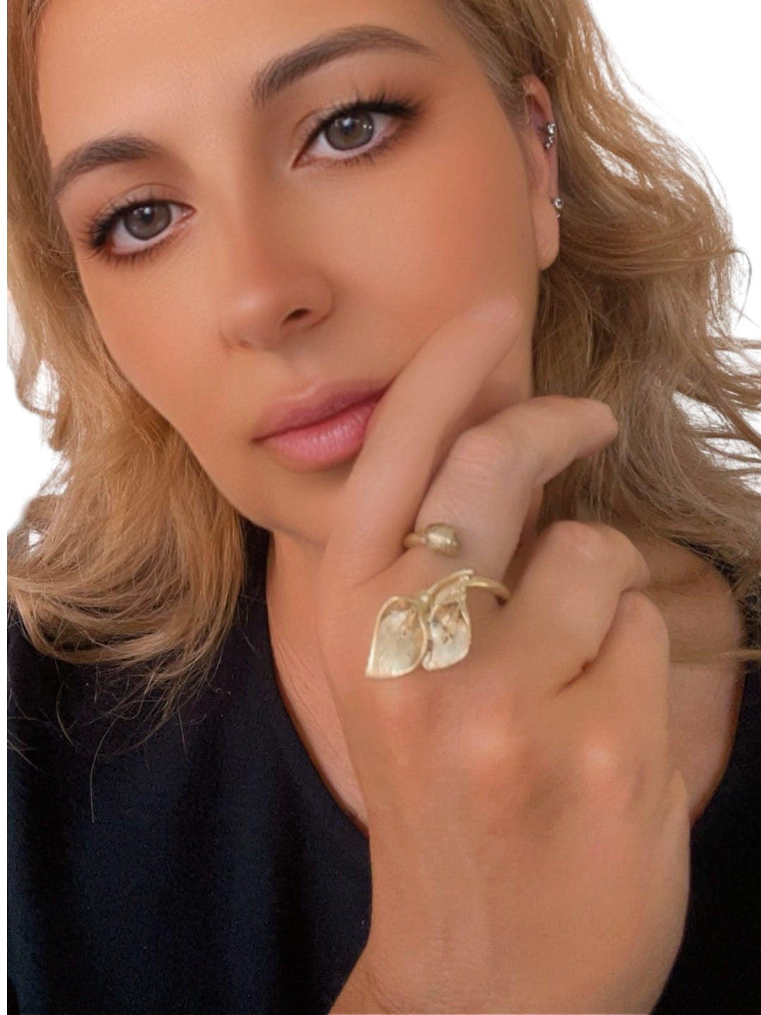 Anillo "Gloria Mago" flor cala y bola chapado ajustable en dorado