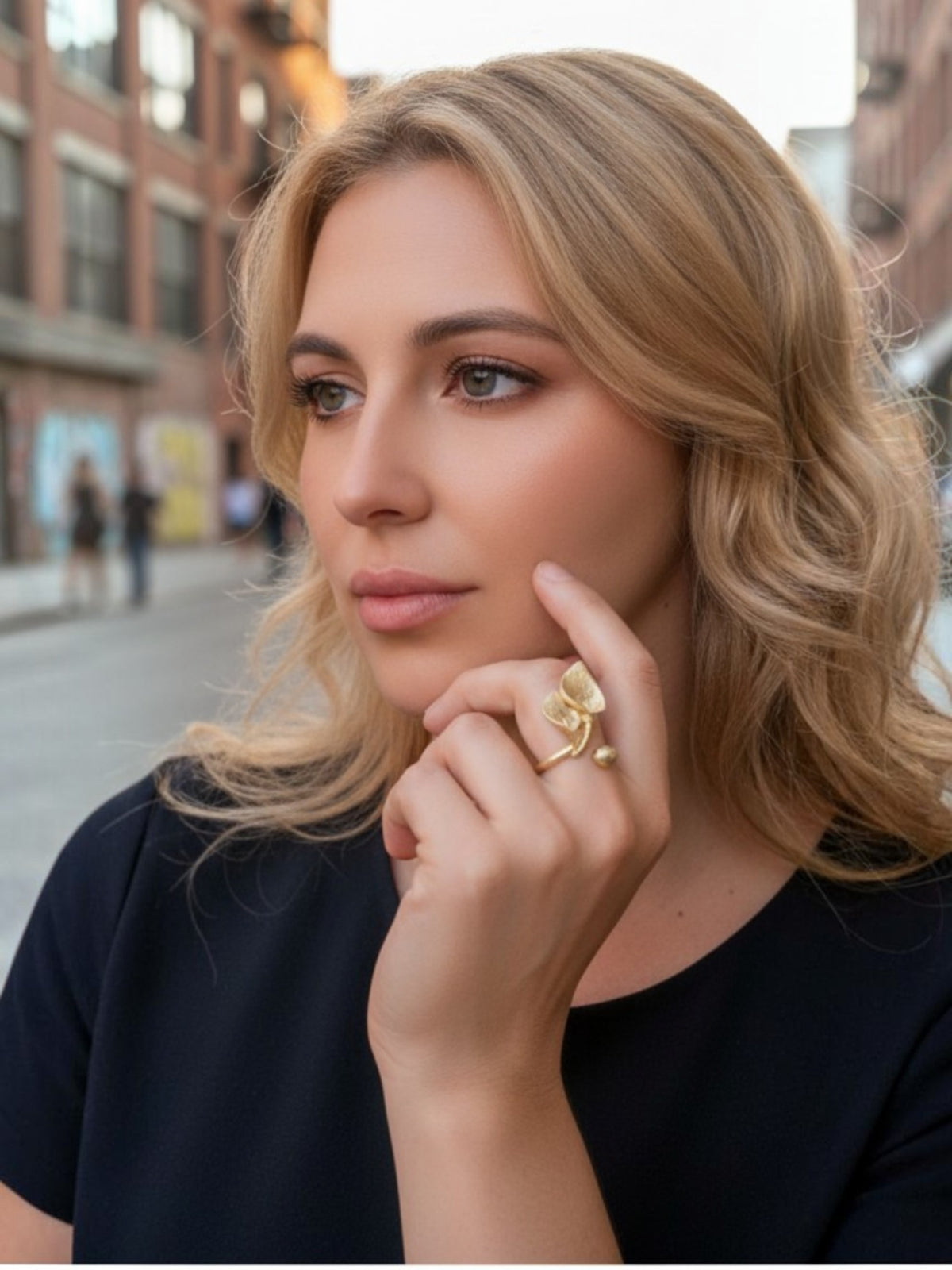 Anillo "Gloria Mago" flor cala y bola chapado ajustable en dorado