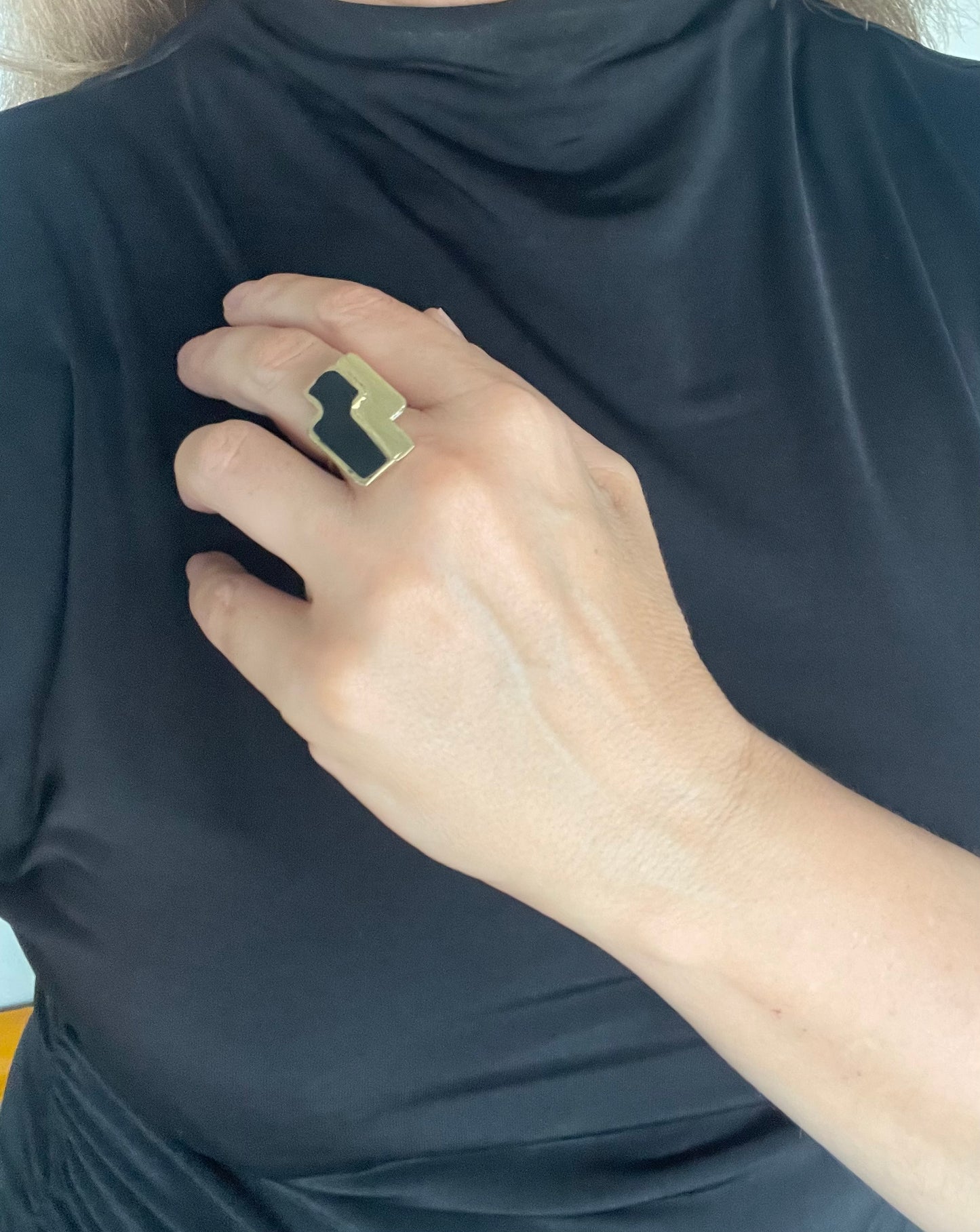 Anillo Escala en dorado con laca negra T14
