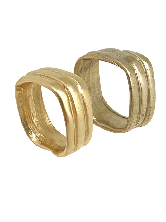 Pareja de anillos cuadrados Lineas dorado chapado-latón