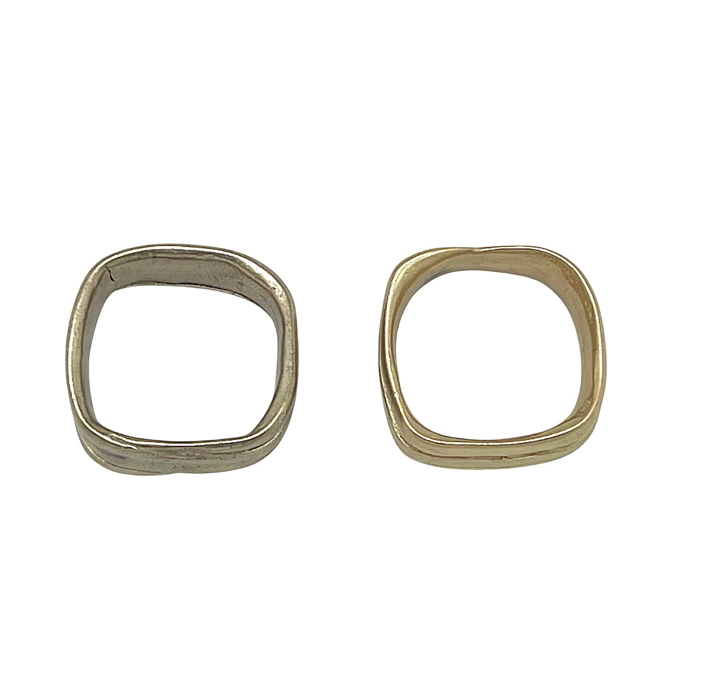 Pareja de anillos cuadrados Lineas dorado chapado-latón