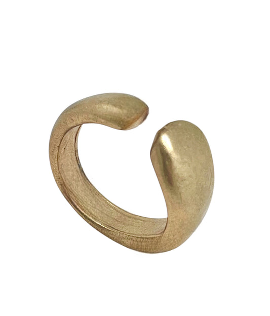 Anillo Insólito dorado chapado-latón