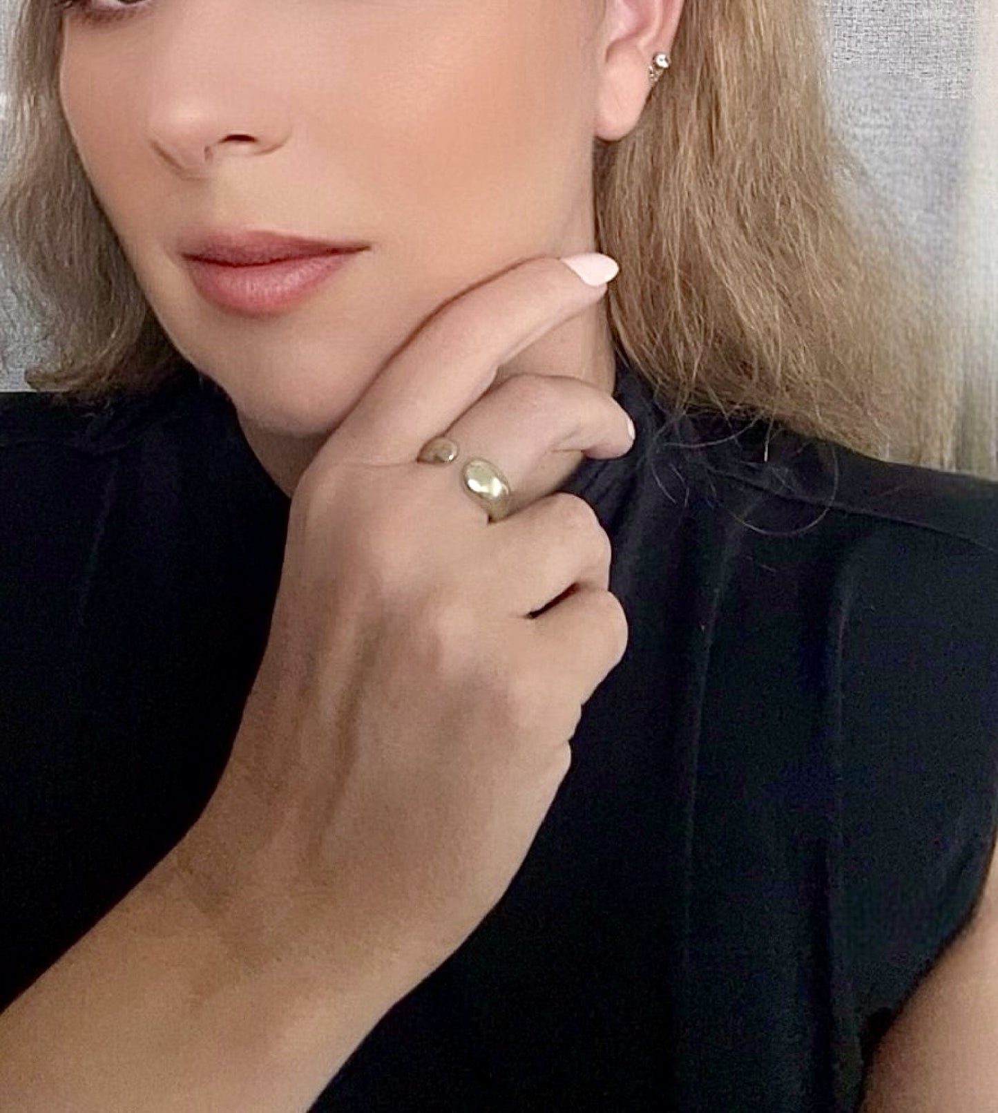 Anillo Insólito dorado chapado-latón