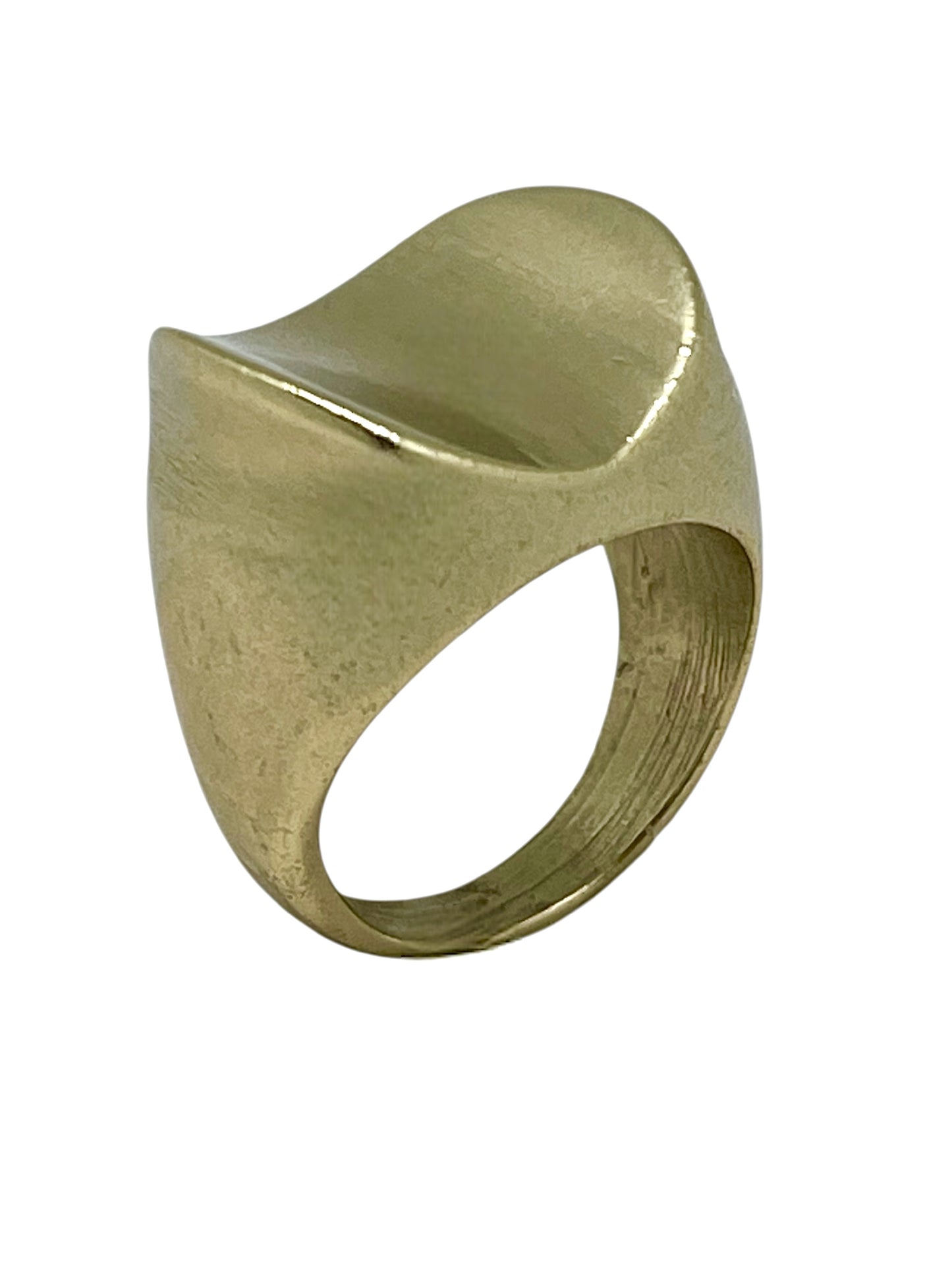 Anillo Mi Curva en dorado chapado latón