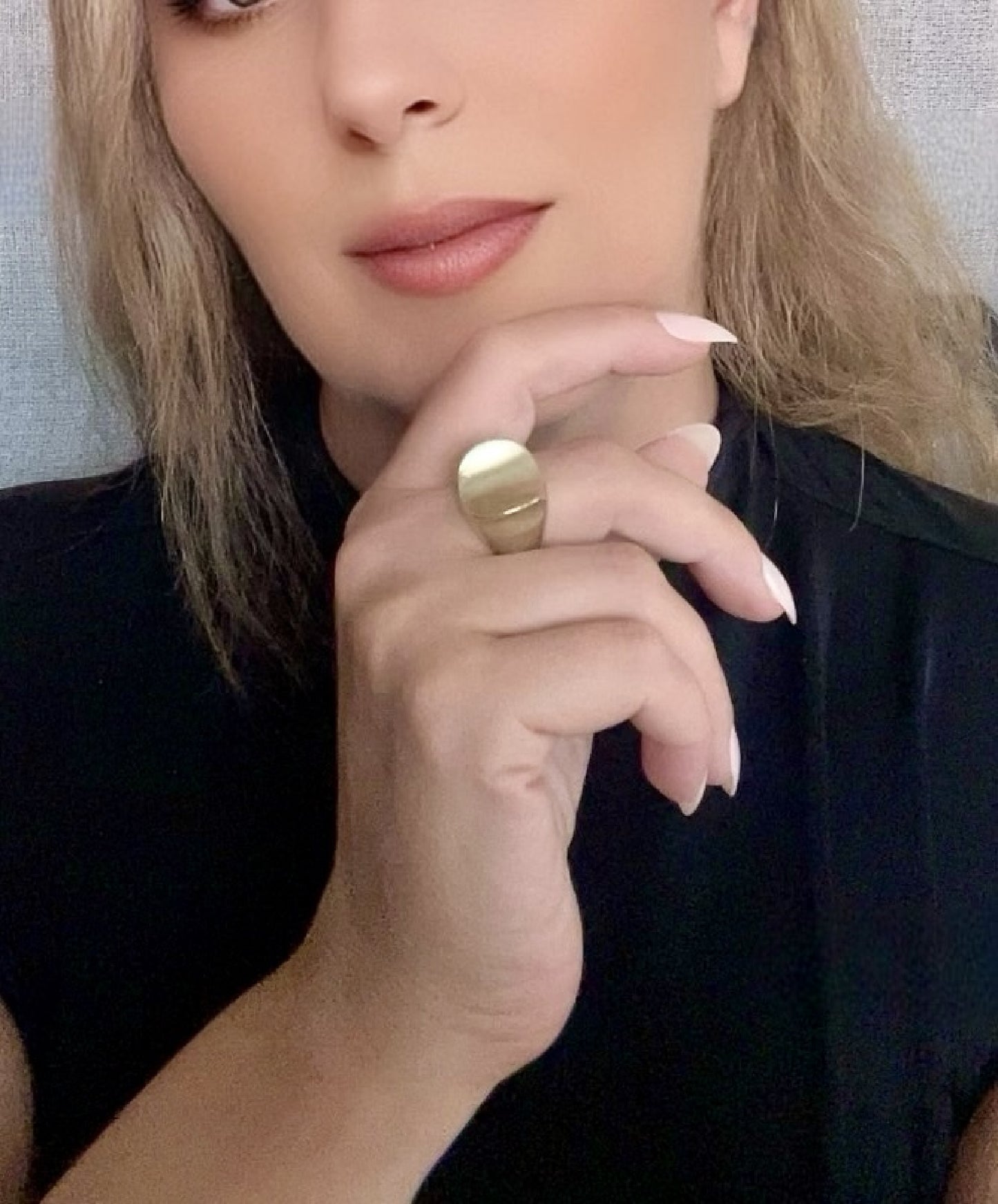 Anillo Mi Curva en dorado chapado latón