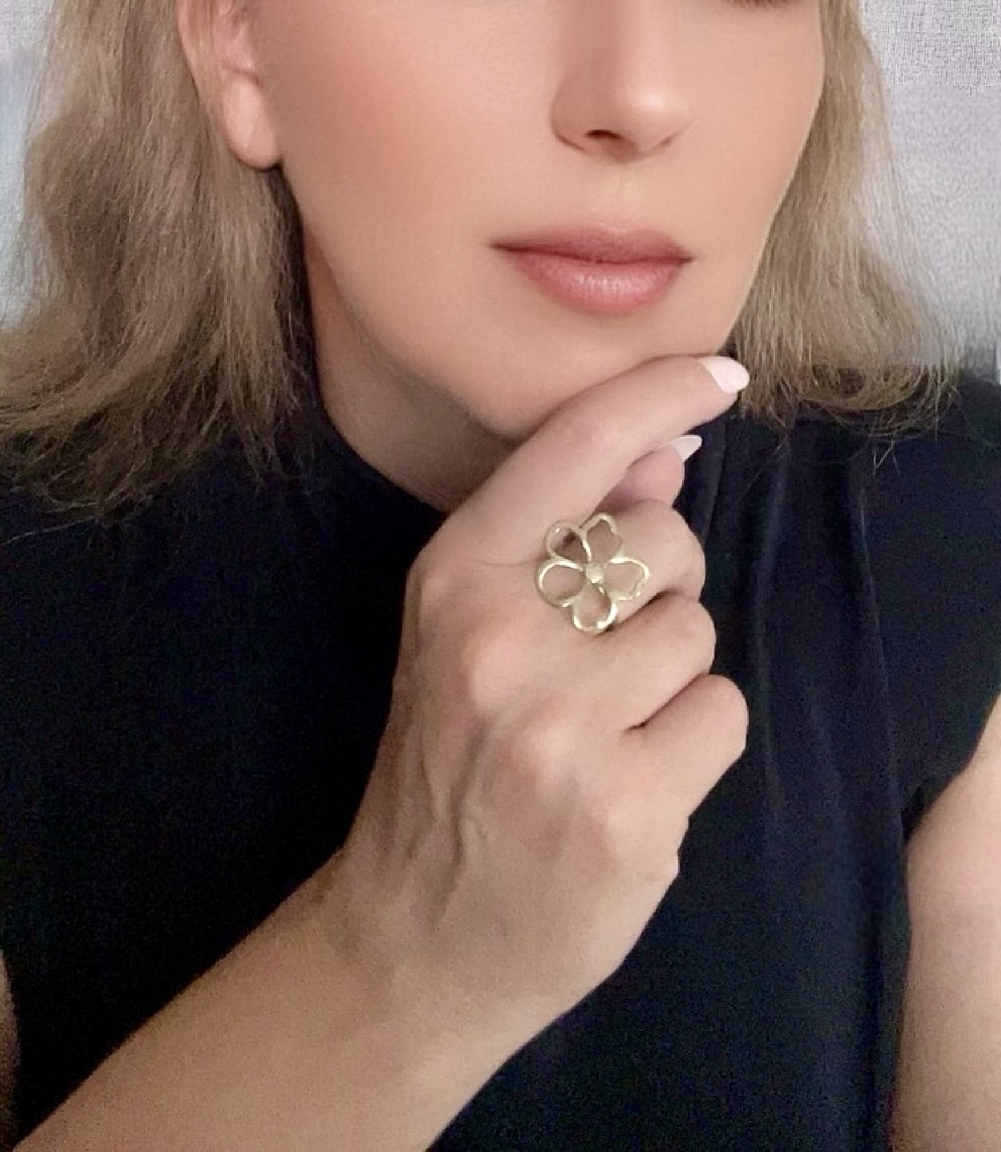 Anillo Flor Calada dorado chapado latón