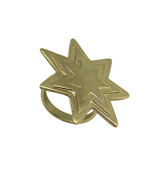 Anillo estrella relieve dorado chapado 10µ latón. Diseño Gloria Mago