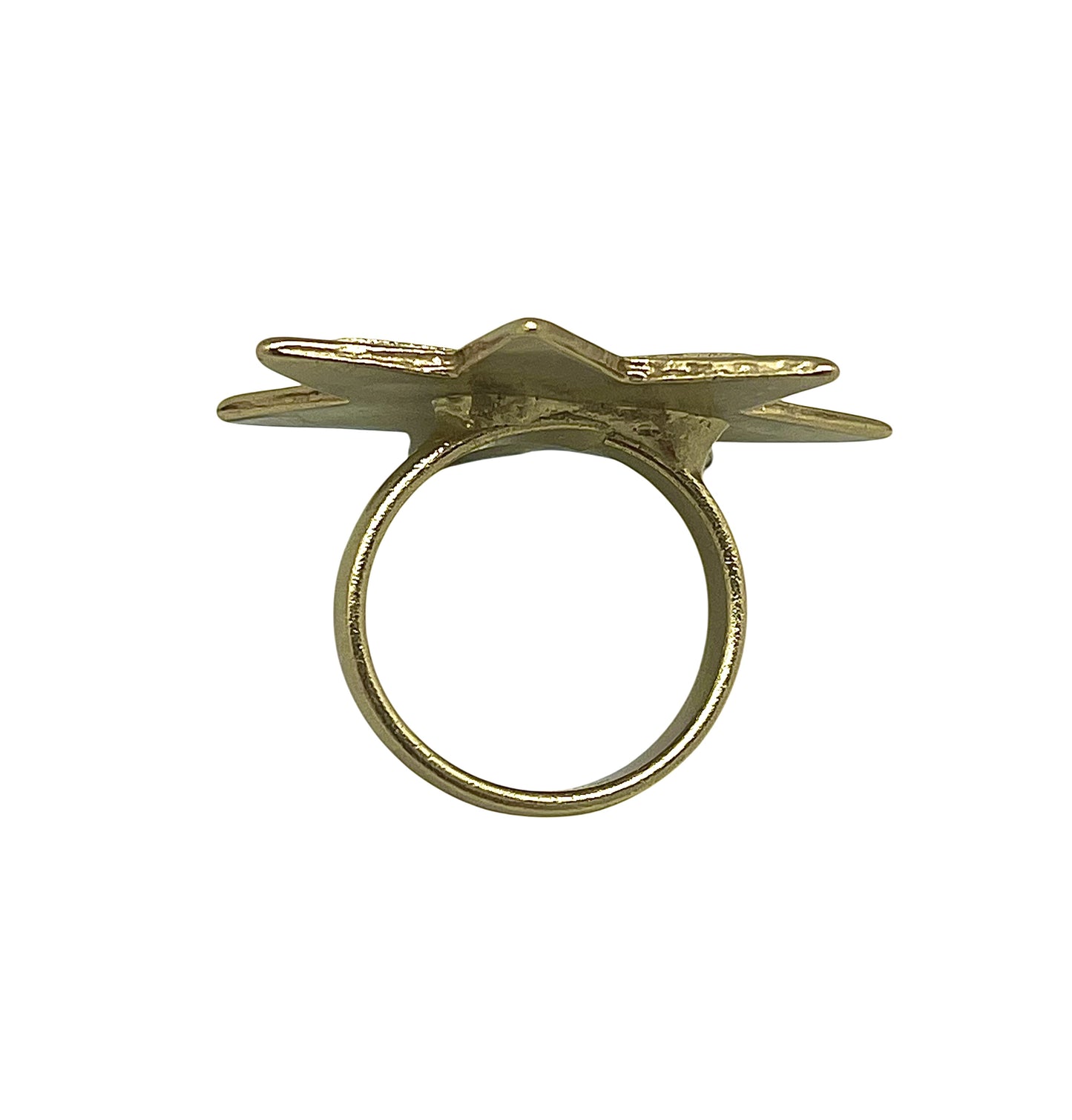 Anillo estrella relieve dorado chapado 10µ latón. Diseño Gloria Mago